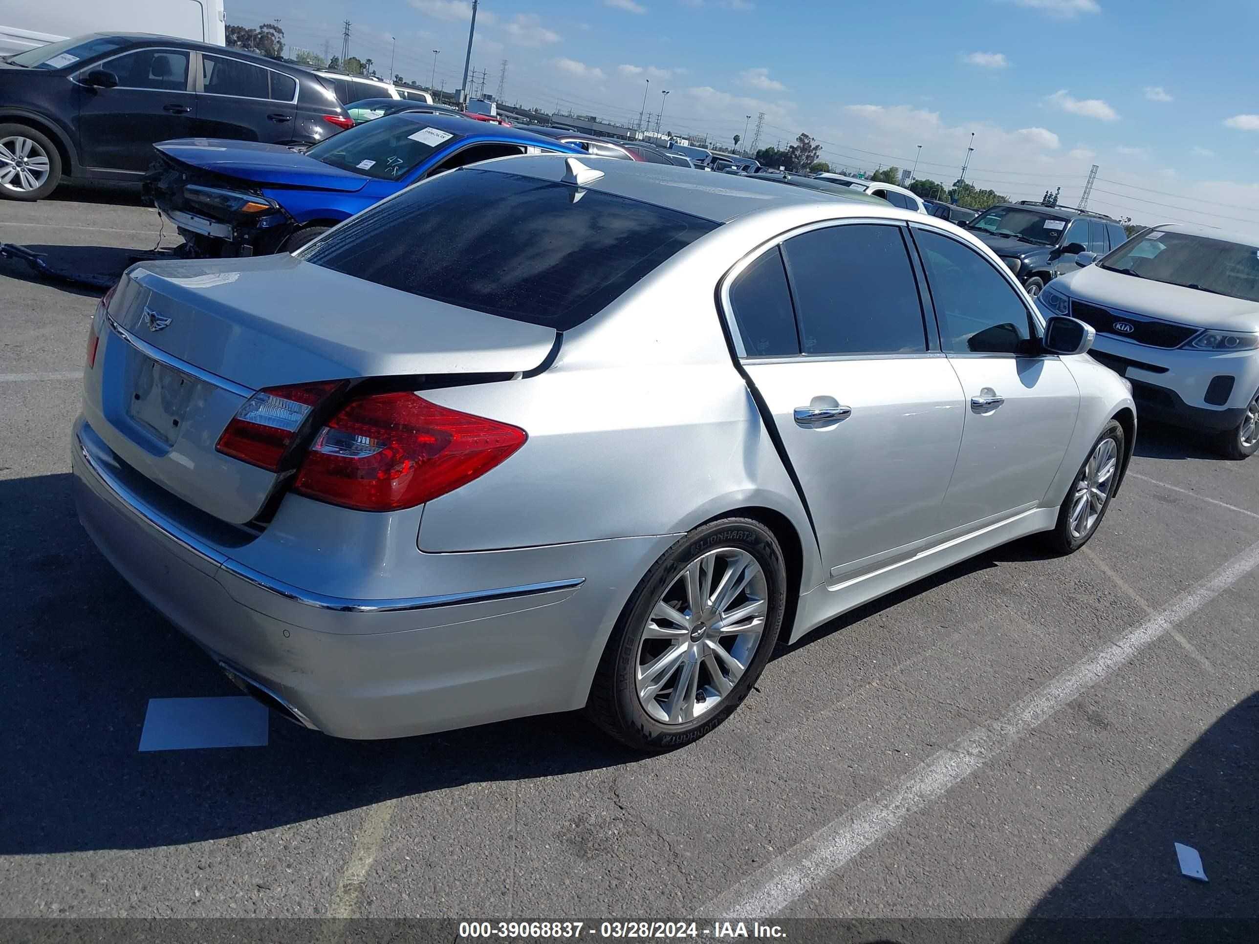 Photo 3 VIN: KMHGC4DD9CU153320 - HYUNDAI GENESIS 