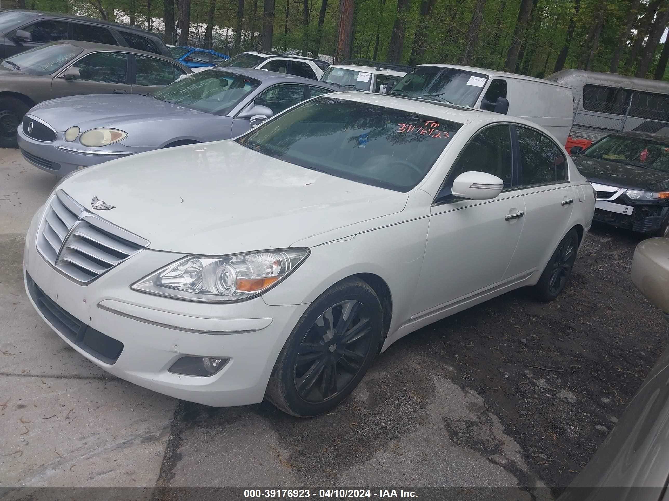 Photo 1 VIN: KMHGC4DE0AU079940 - HYUNDAI GENESIS 