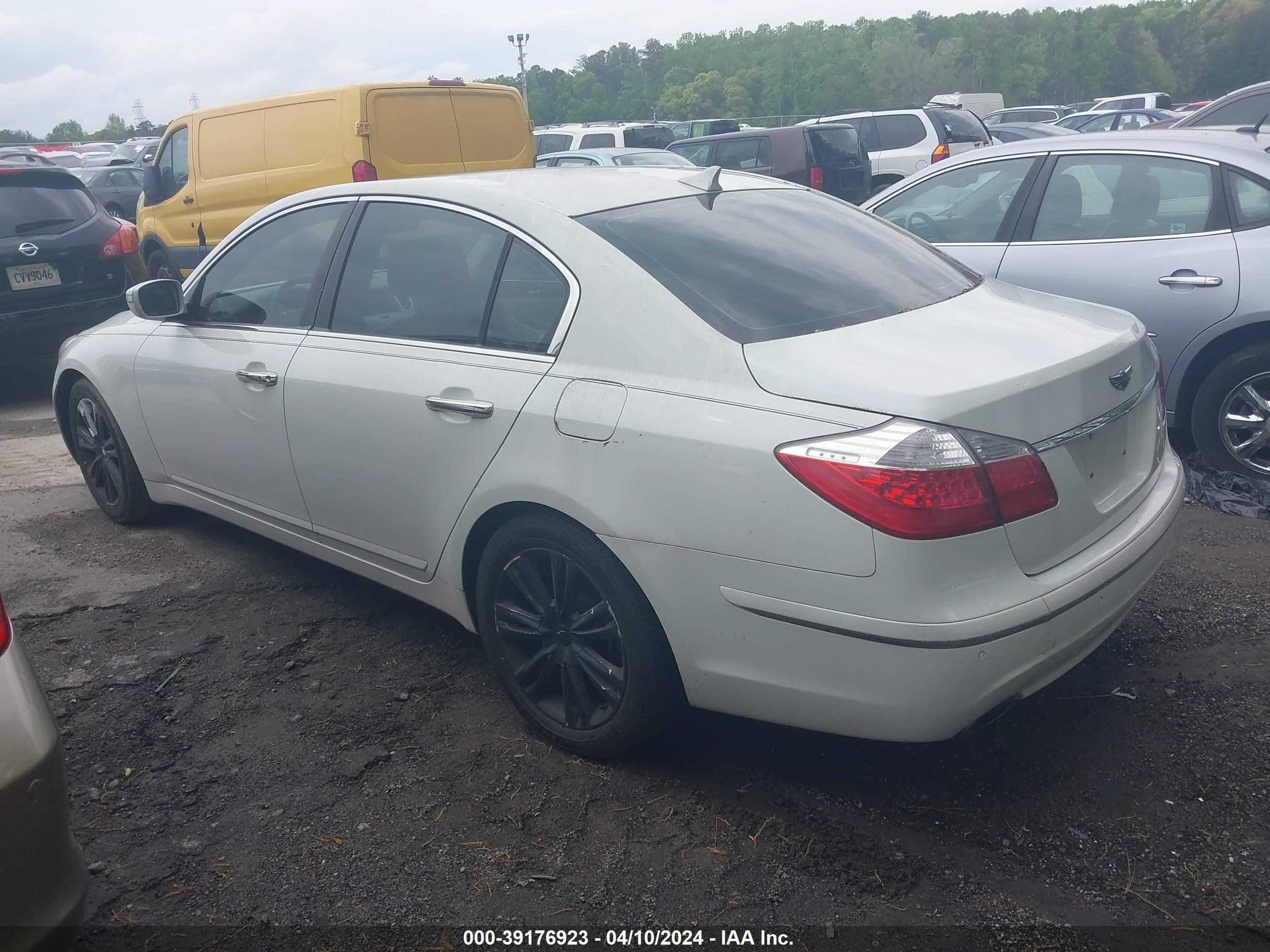 Photo 2 VIN: KMHGC4DE0AU079940 - HYUNDAI GENESIS 