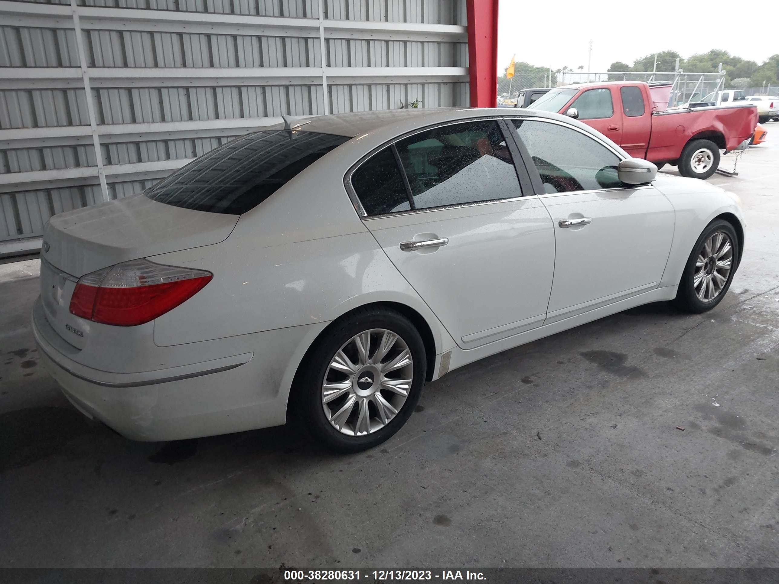 Photo 3 VIN: KMHGC4DE6AU100449 - HYUNDAI GENESIS 