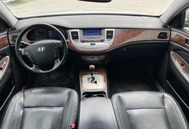 Photo 8 VIN: KMHGC4DE7BU138001 - HYUNDAI GENESIS 