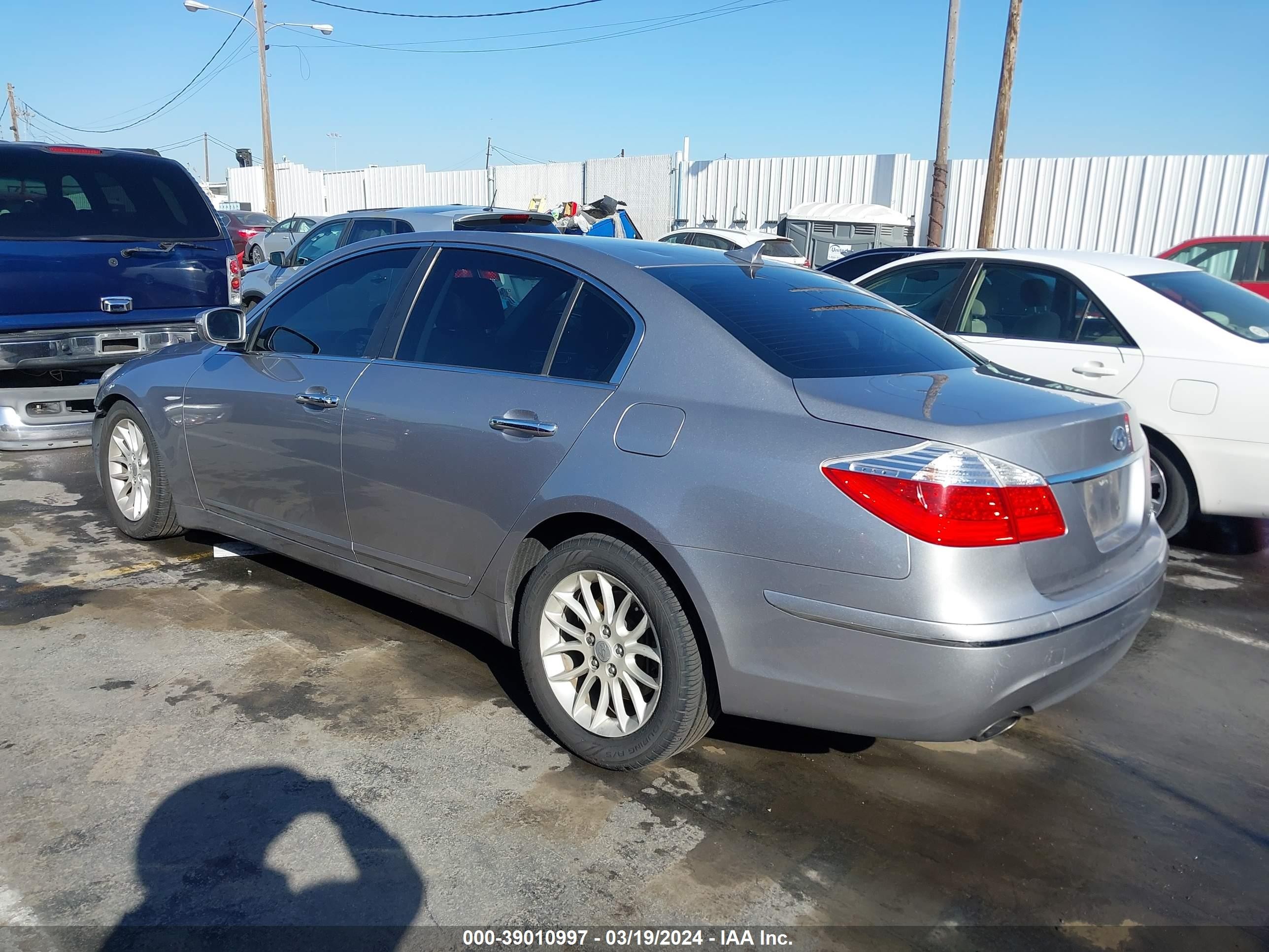 Photo 2 VIN: KMHGC4DE8BU145264 - HYUNDAI GENESIS 