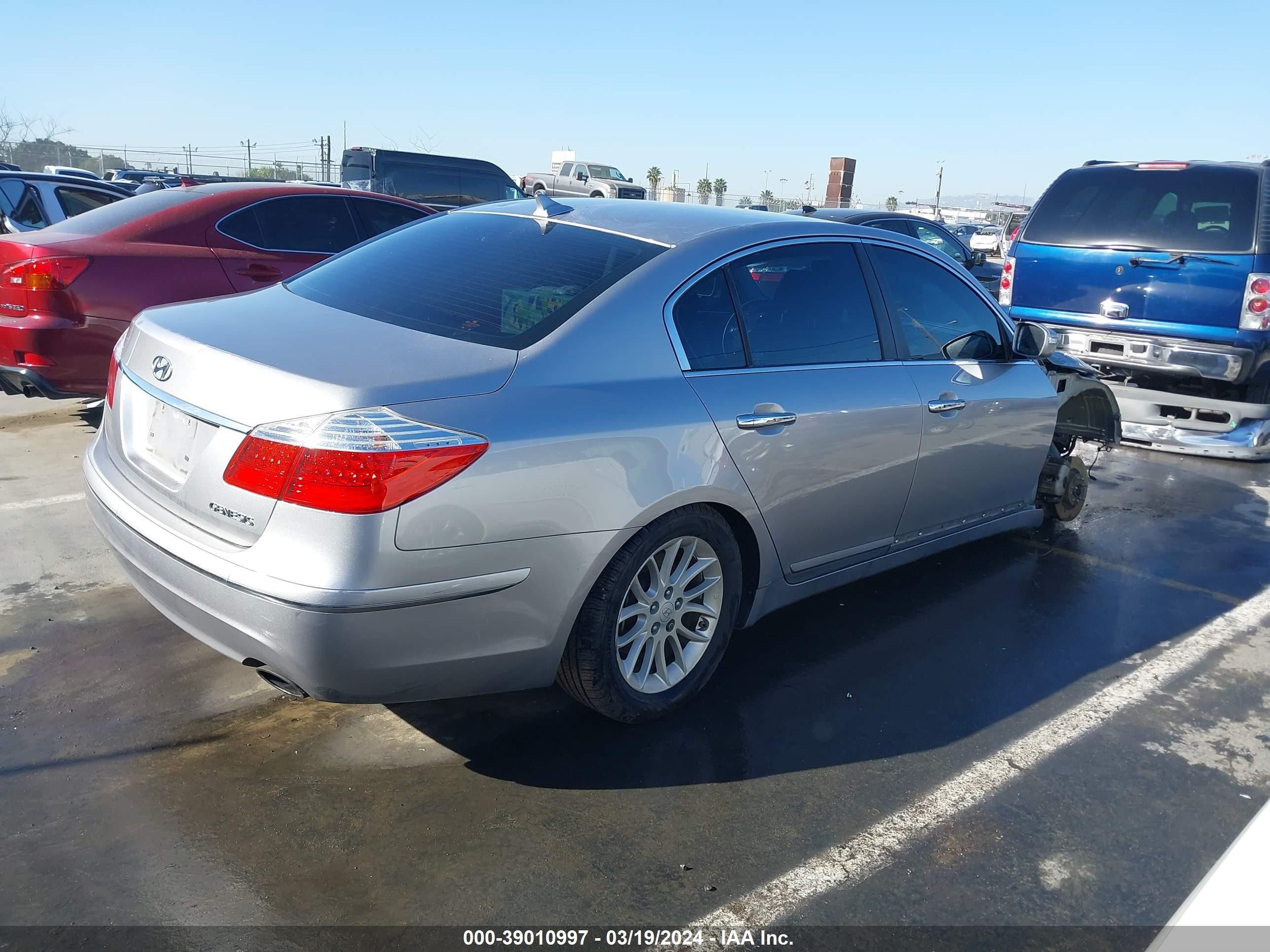 Photo 3 VIN: KMHGC4DE8BU145264 - HYUNDAI GENESIS 