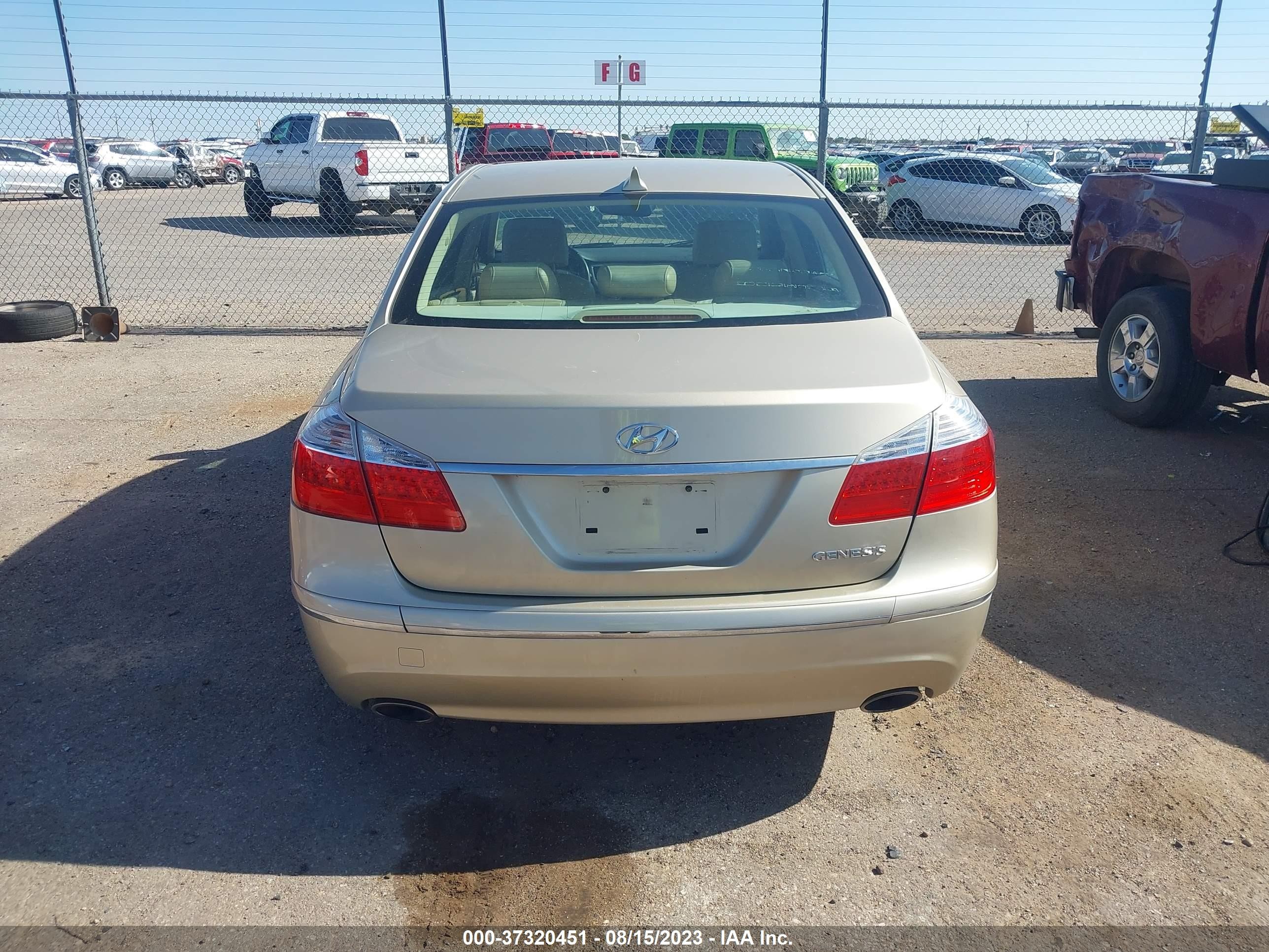 Photo 16 VIN: KMHGC4DEXBU139272 - HYUNDAI GENESIS 