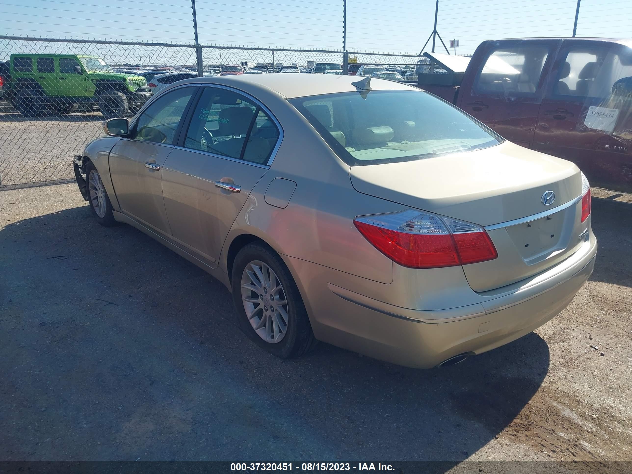 Photo 2 VIN: KMHGC4DEXBU139272 - HYUNDAI GENESIS 