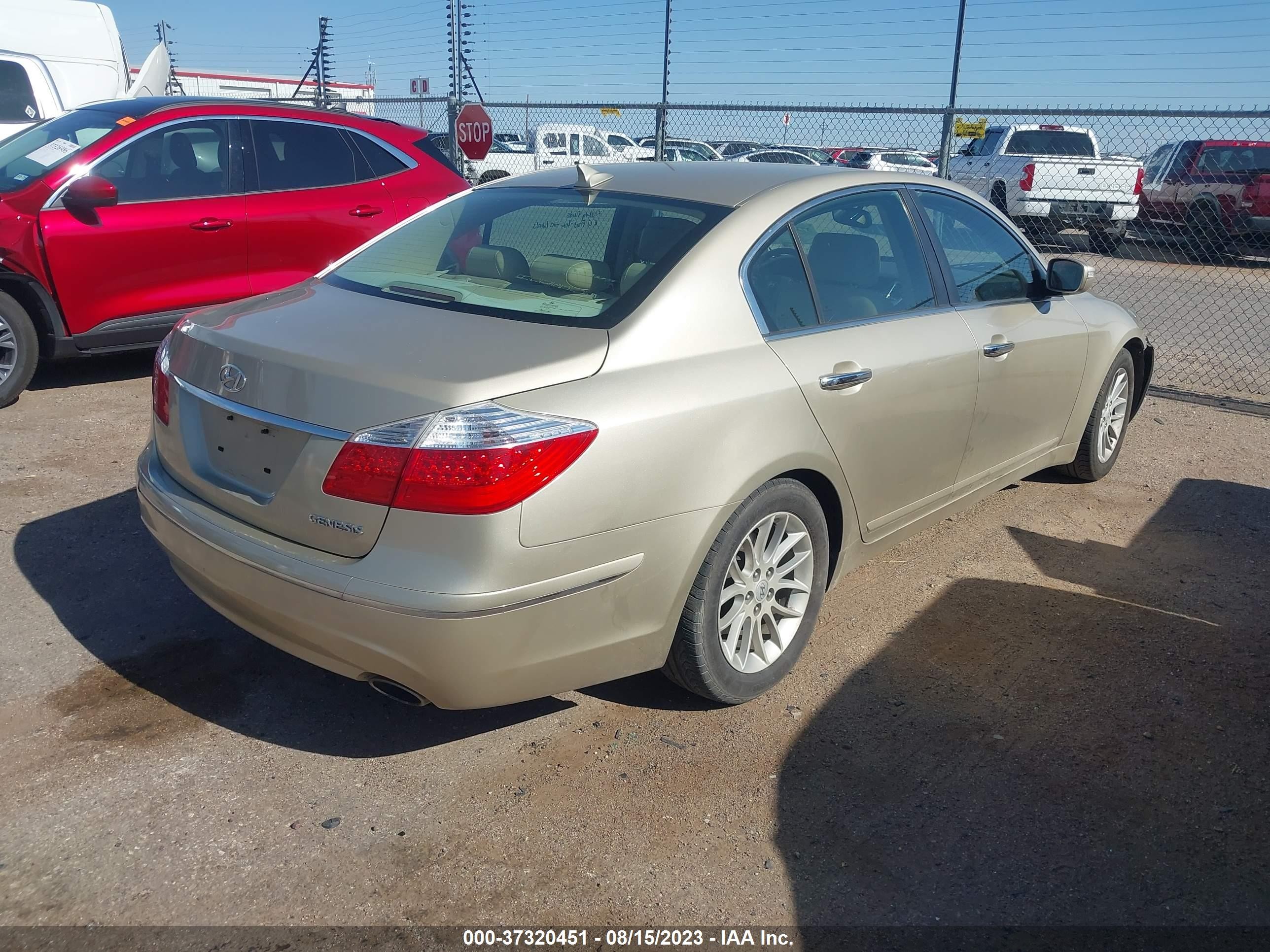 Photo 3 VIN: KMHGC4DEXBU139272 - HYUNDAI GENESIS 