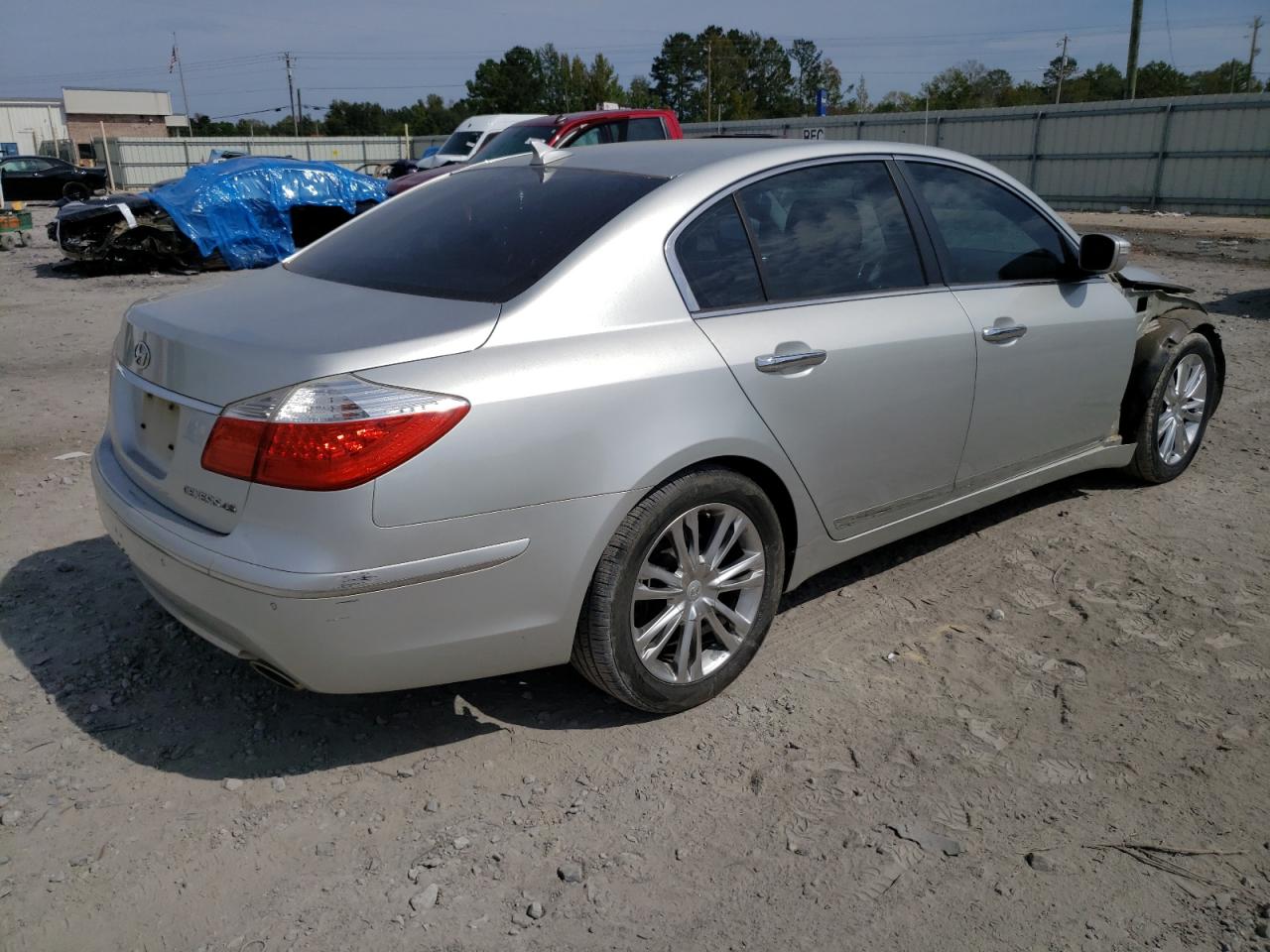 Photo 2 VIN: KMHGC4DF2BU115931 - HYUNDAI GENESIS 