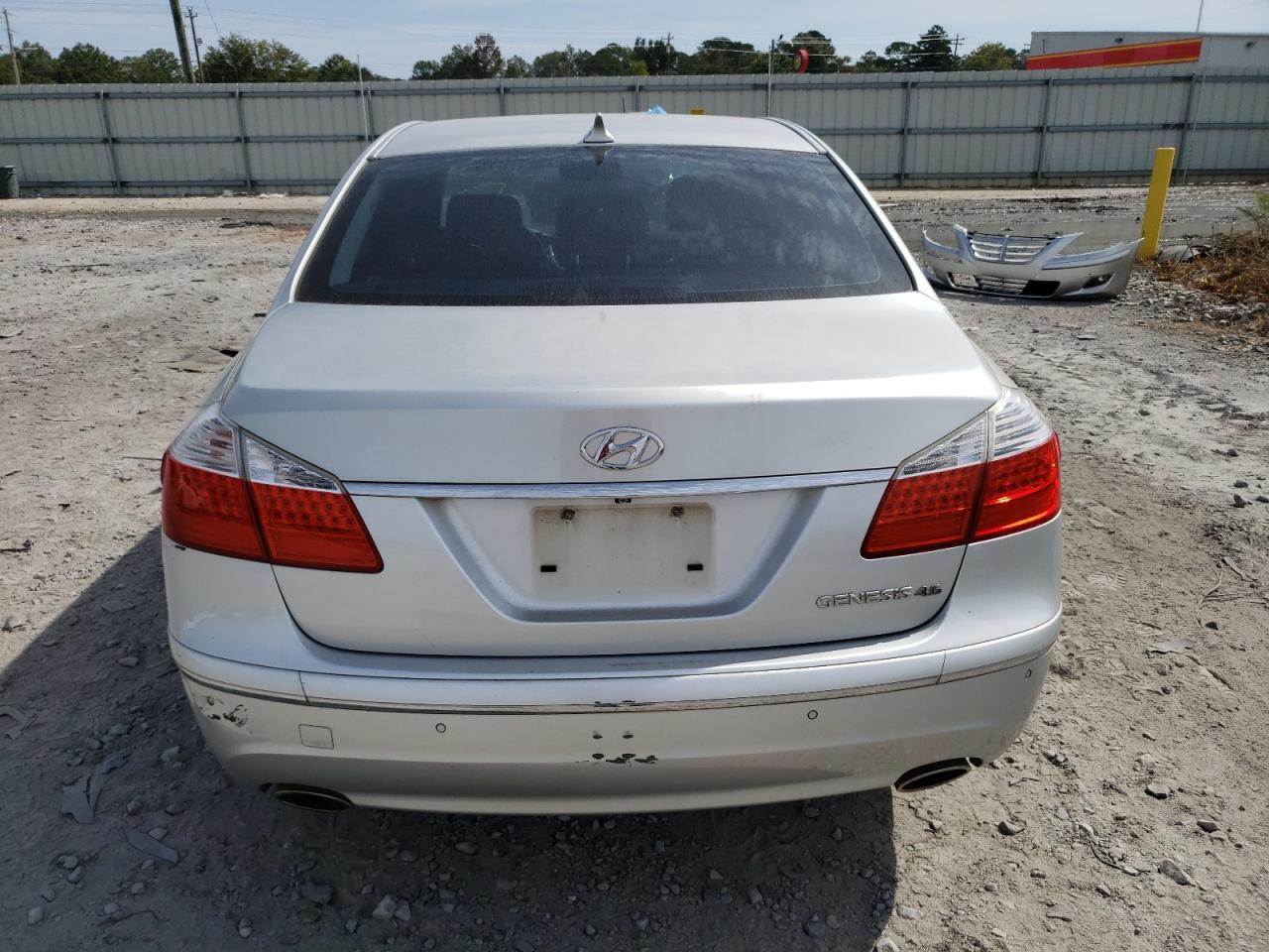 Photo 5 VIN: KMHGC4DF2BU115931 - HYUNDAI GENESIS 