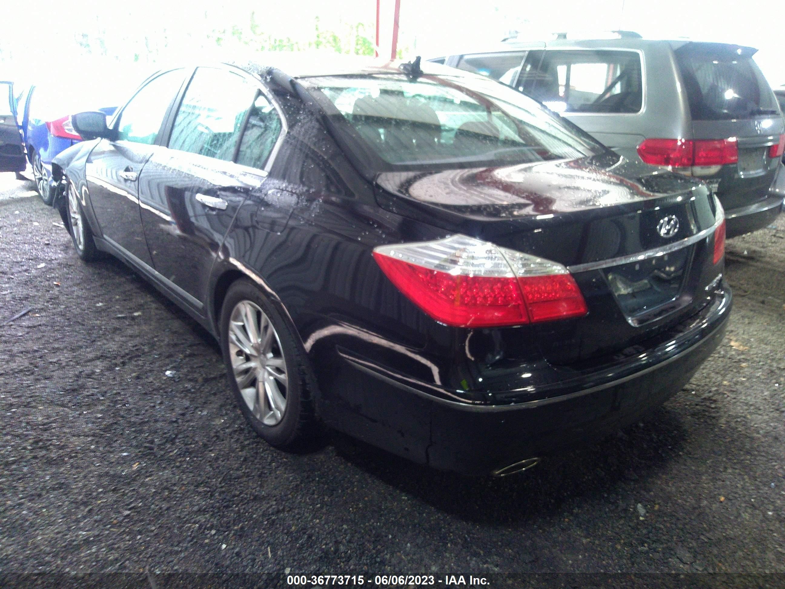 Photo 2 VIN: KMHGC4DF3BU136920 - HYUNDAI GENESIS 