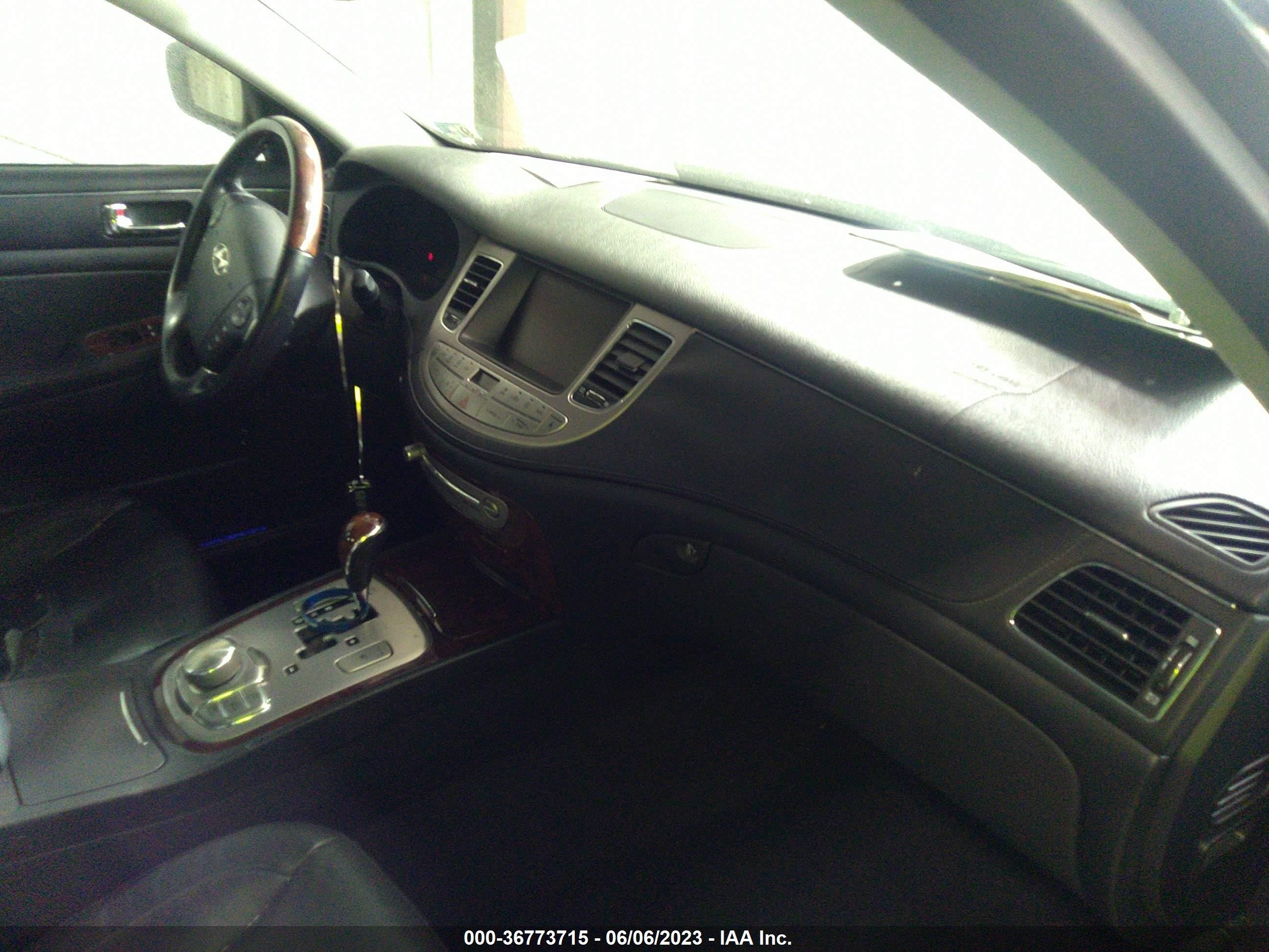 Photo 4 VIN: KMHGC4DF3BU136920 - HYUNDAI GENESIS 