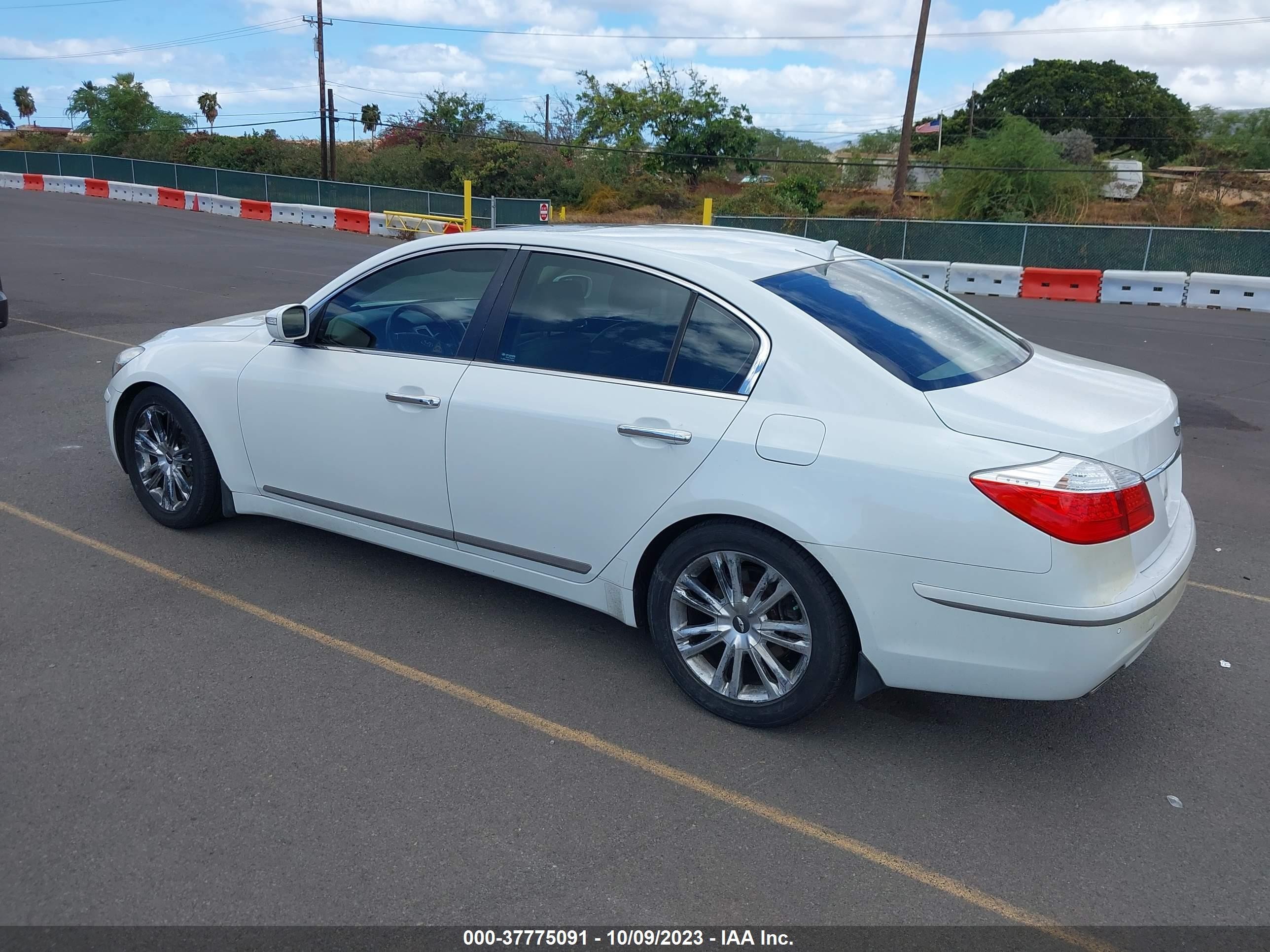 Photo 2 VIN: KMHGC4DF7AU071911 - HYUNDAI GENESIS 