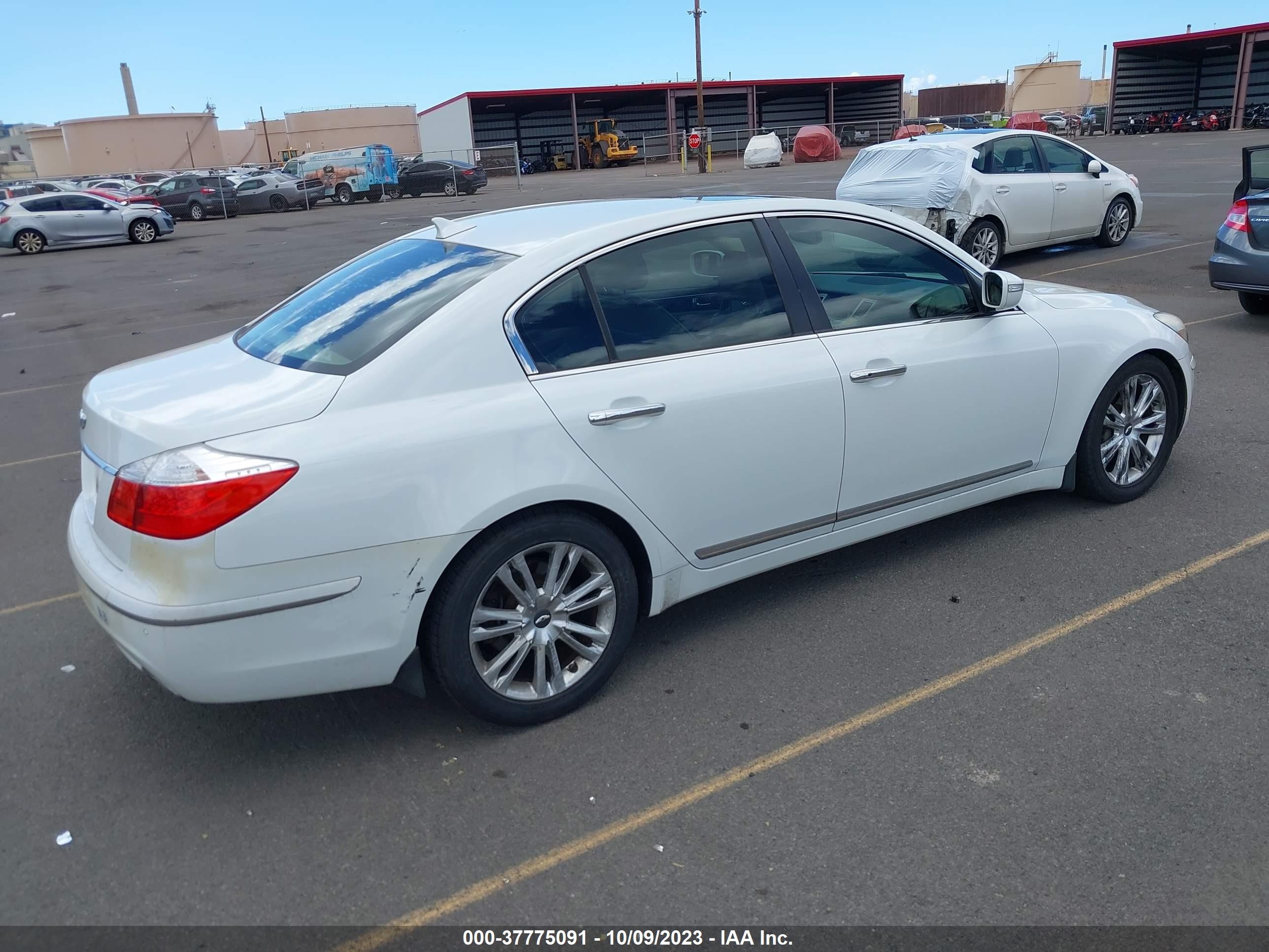 Photo 3 VIN: KMHGC4DF7AU071911 - HYUNDAI GENESIS 