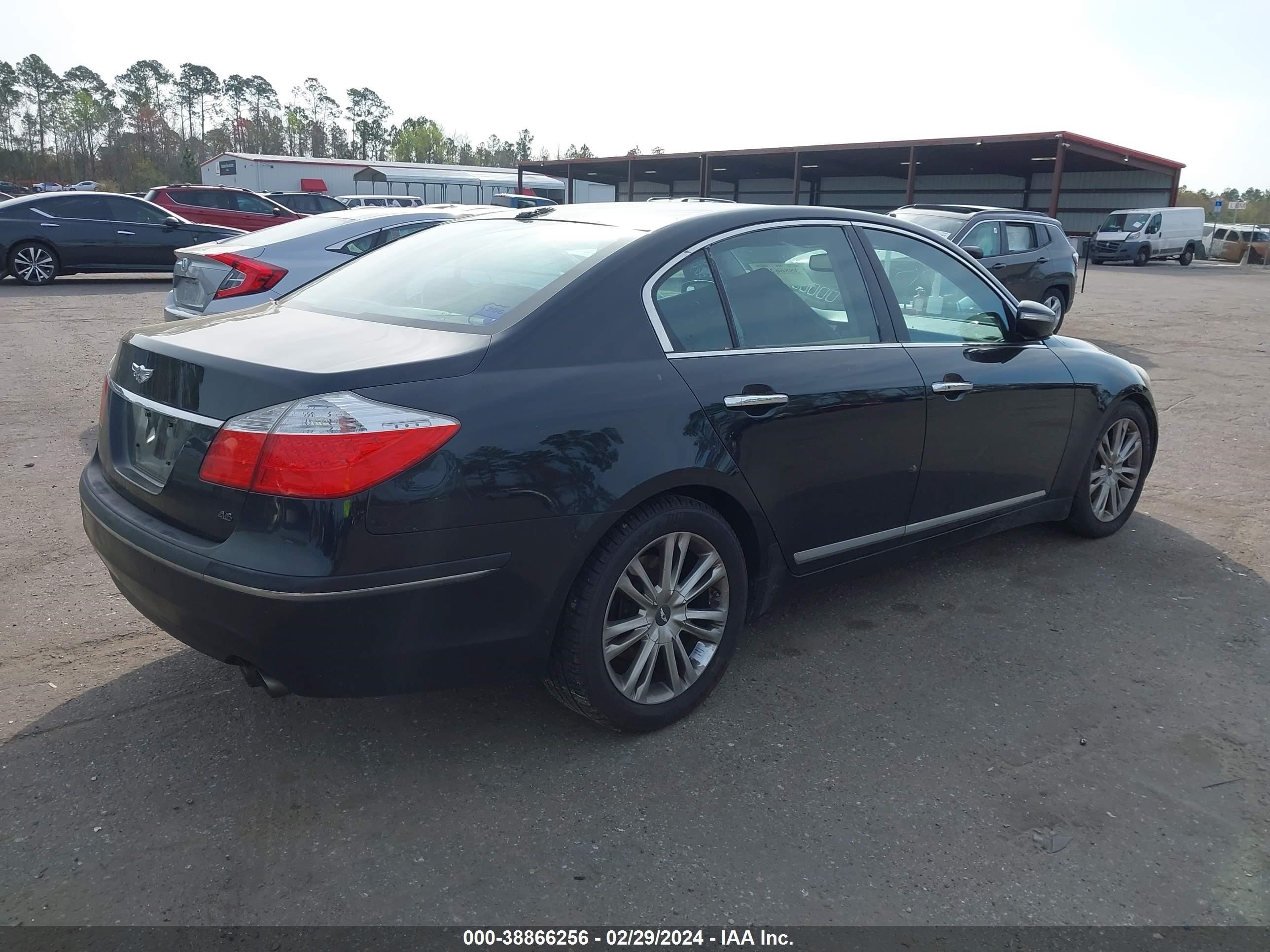 Photo 3 VIN: KMHGC4DF8BU126741 - HYUNDAI GENESIS 