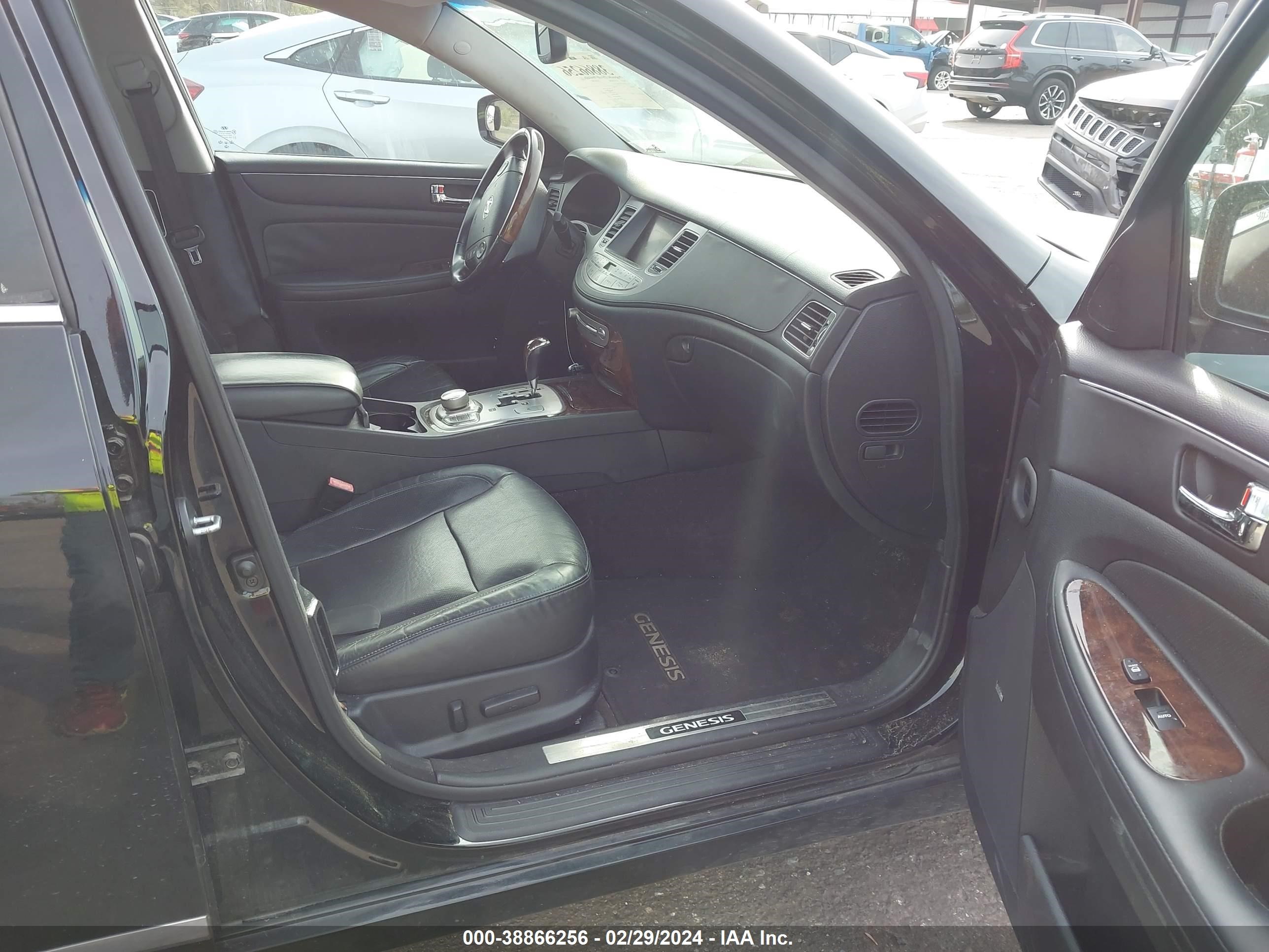 Photo 4 VIN: KMHGC4DF8BU126741 - HYUNDAI GENESIS 