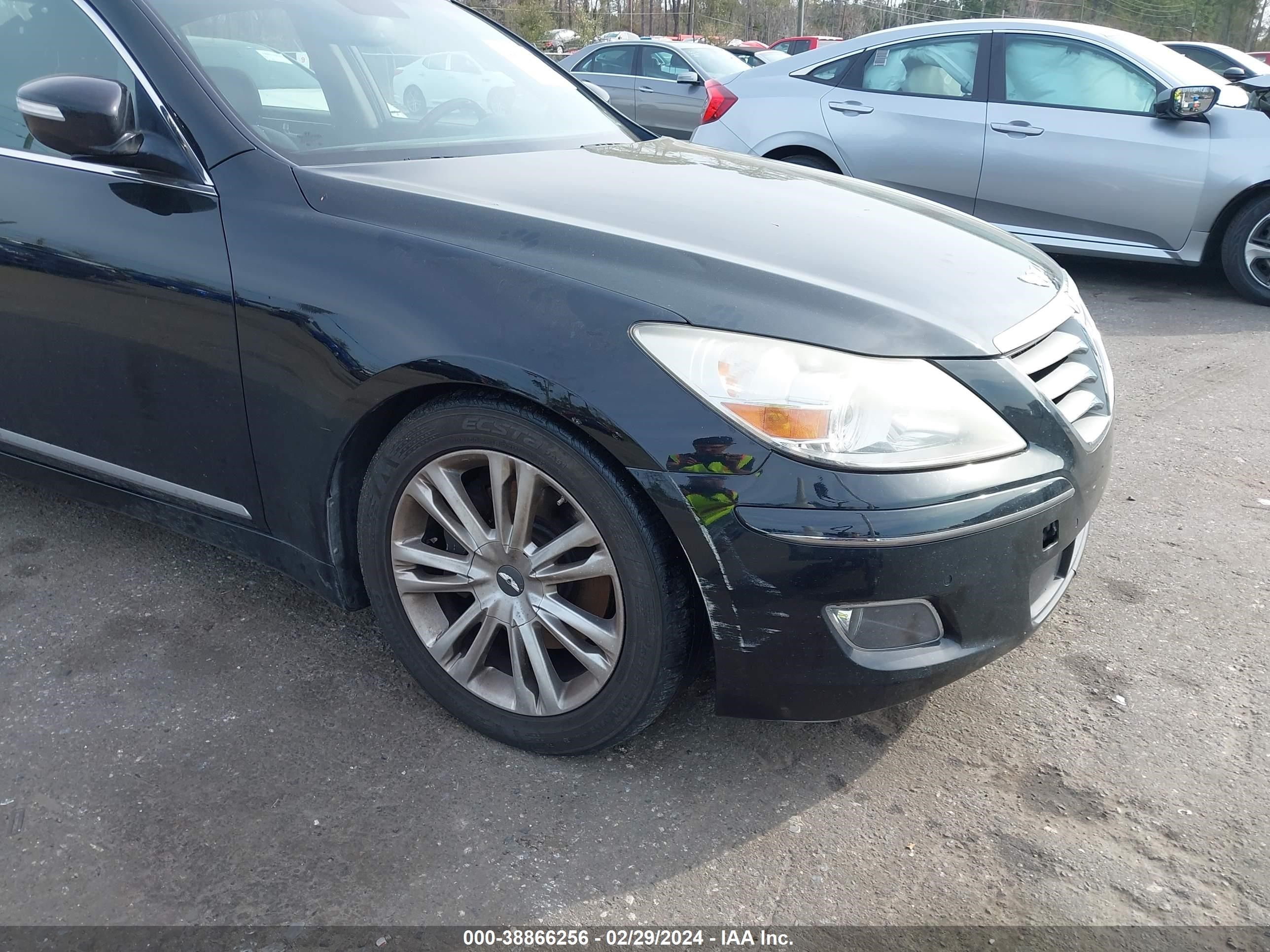 Photo 5 VIN: KMHGC4DF8BU126741 - HYUNDAI GENESIS 