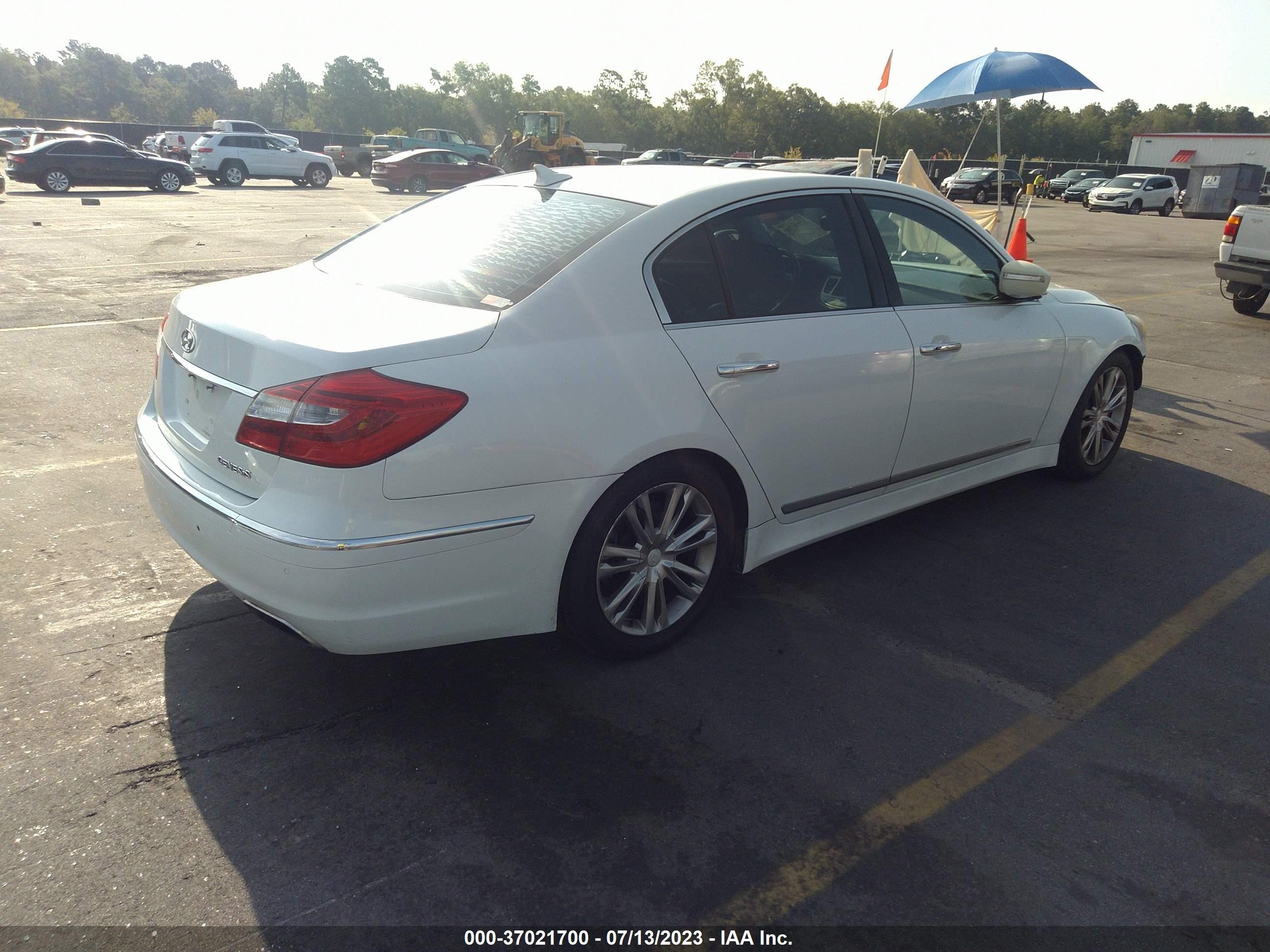 Photo 3 VIN: KMHGC4DH2CU189532 - HYUNDAI GENESIS 