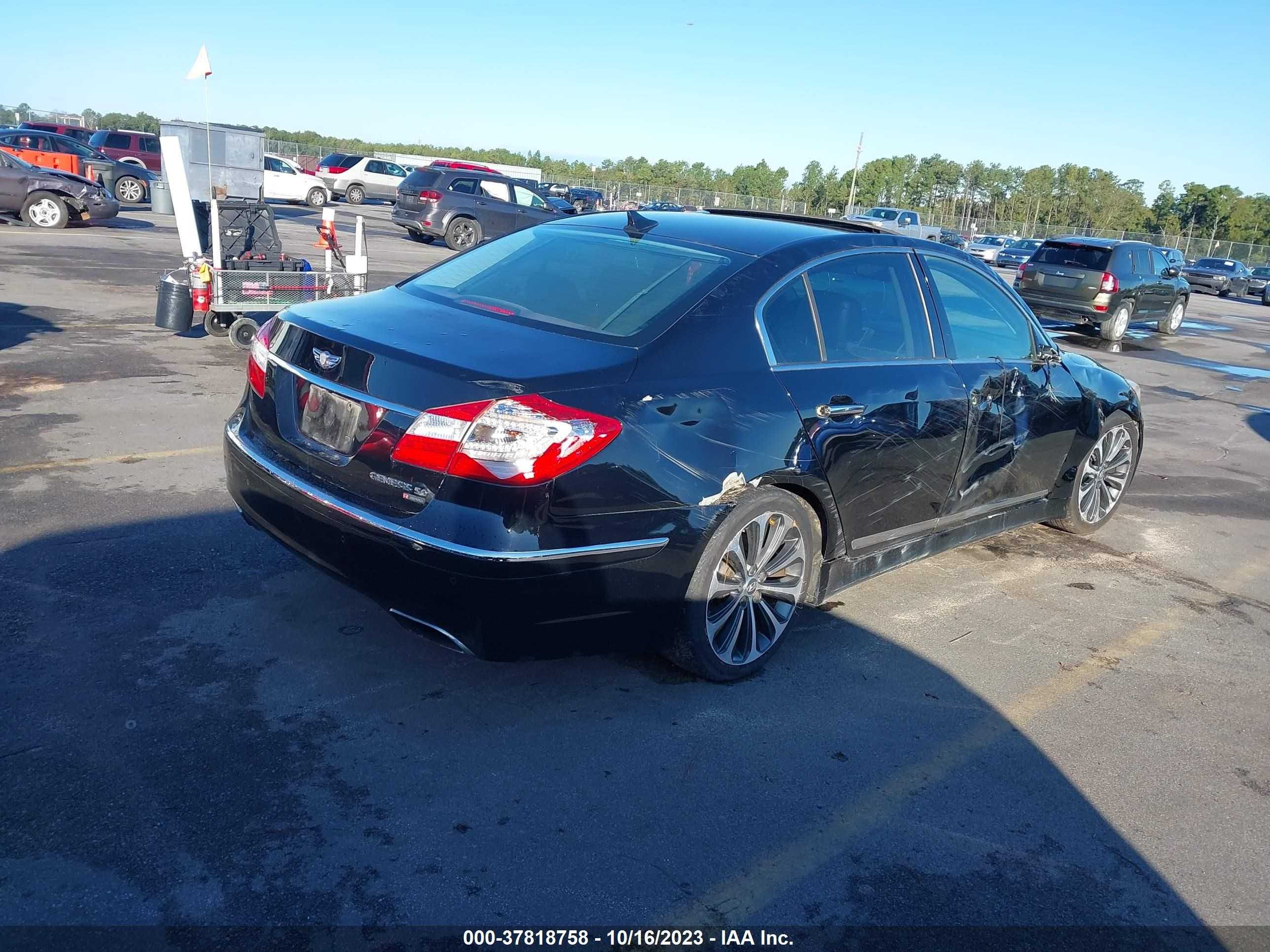 Photo 3 VIN: KMHGC4DH8CU182357 - HYUNDAI GENESIS 