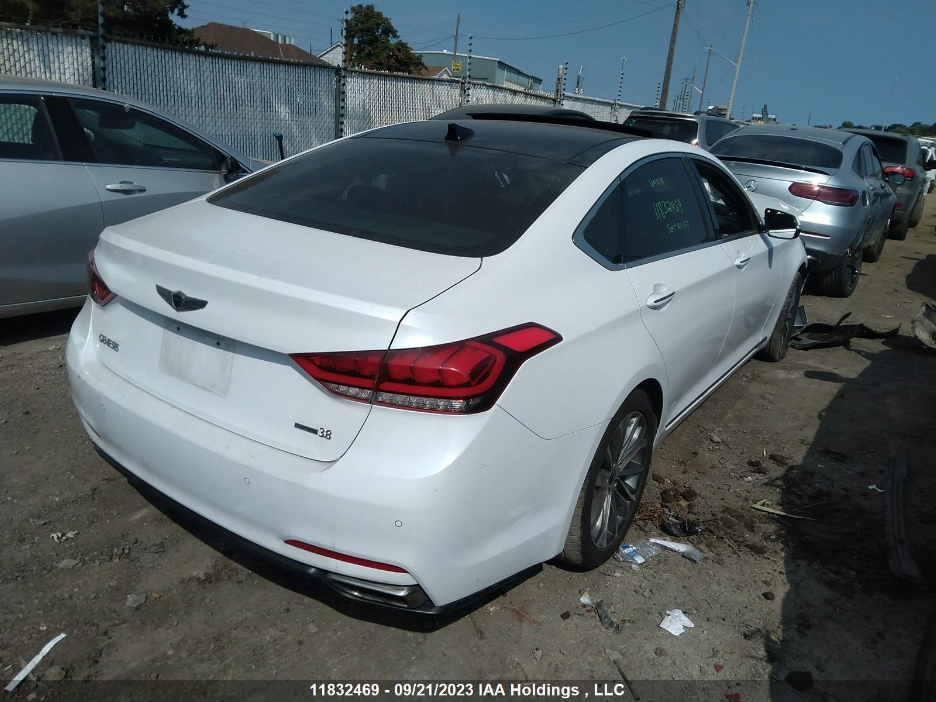 Photo 3 VIN: KMHGN4JE0FU025446 - HYUNDAI GENESIS 