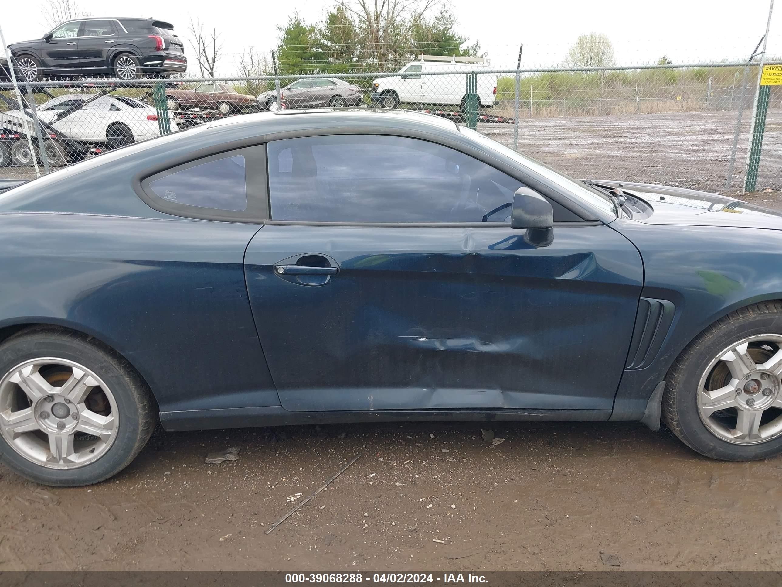 Photo 12 VIN: KMHHM65DX3U062567 - HYUNDAI TIBURON 