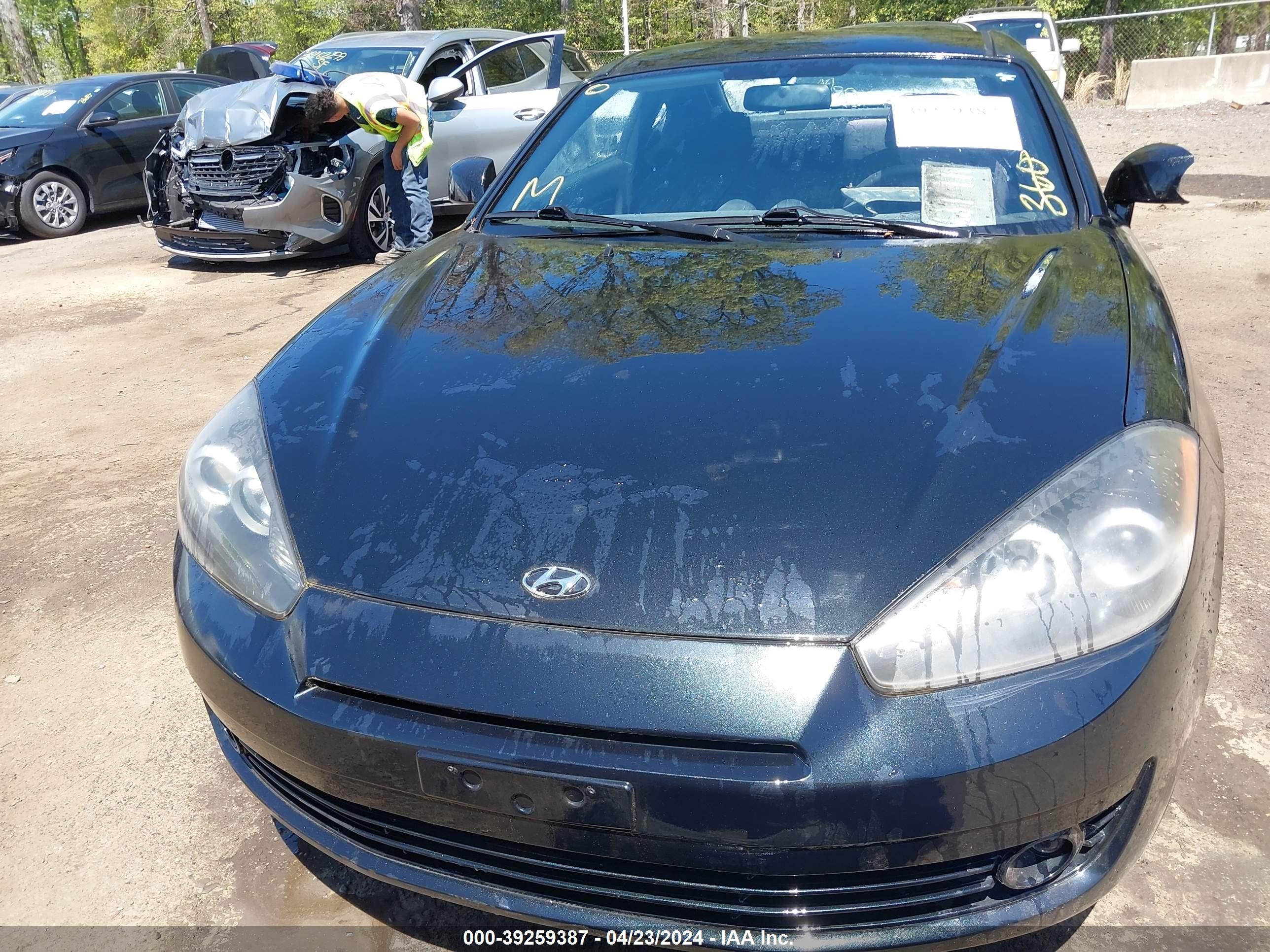 Photo 11 VIN: KMHHM66D18U292035 - HYUNDAI TIBURON 