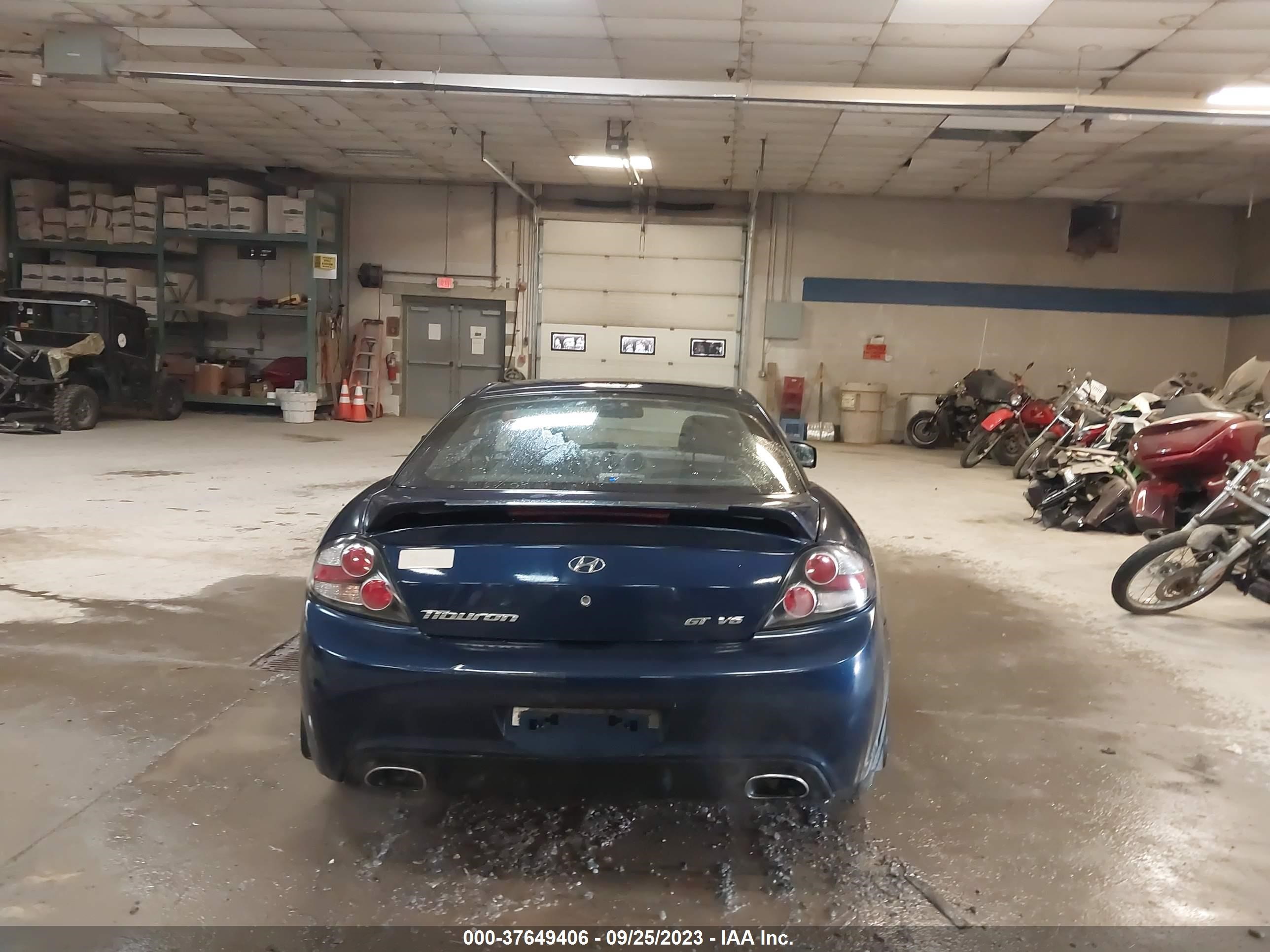 Photo 15 VIN: KMHHN66F28U281835 - HYUNDAI TIBURON 