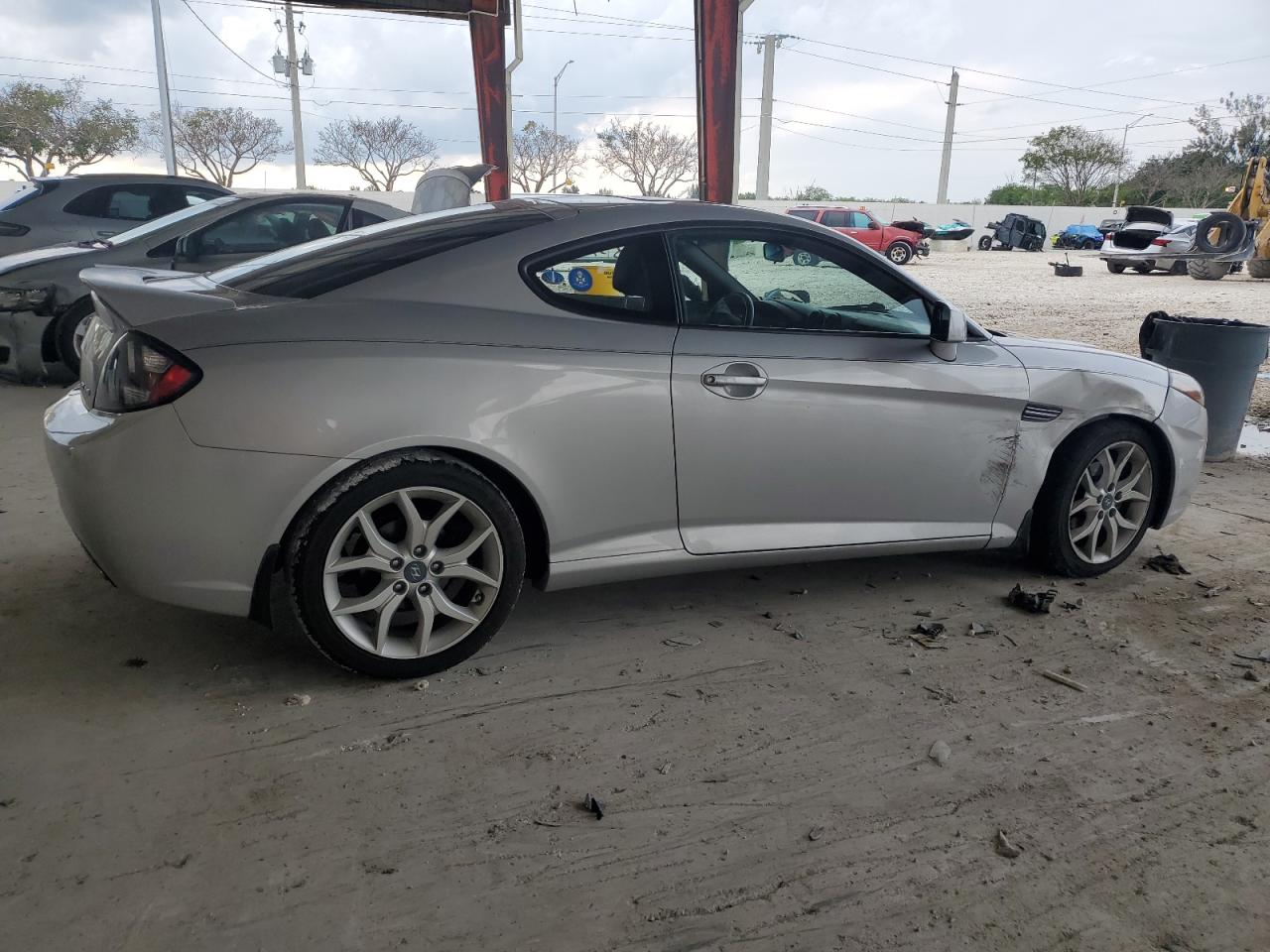 Photo 2 VIN: KMHHN66F48U272215 - HYUNDAI TIBURON 