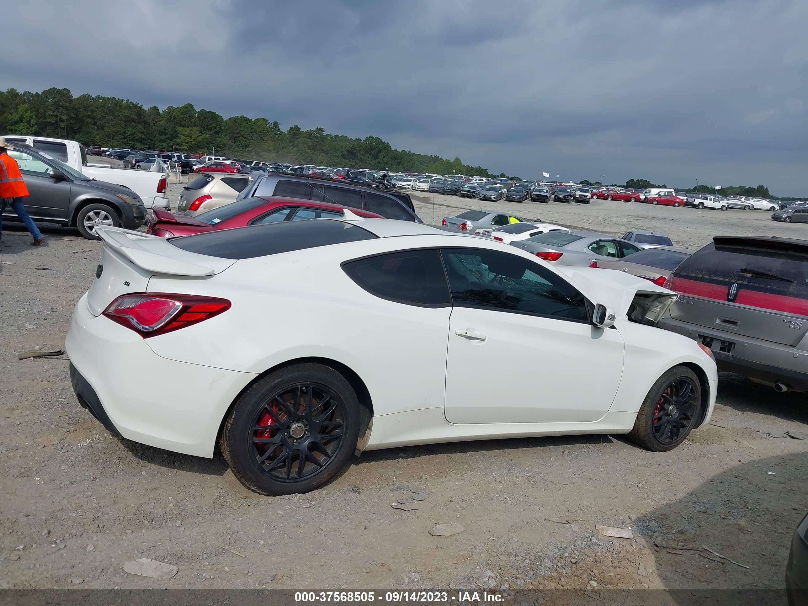 Photo 12 VIN: KMHHU6KH6BU046338 - HYUNDAI GENESIS COUPE 