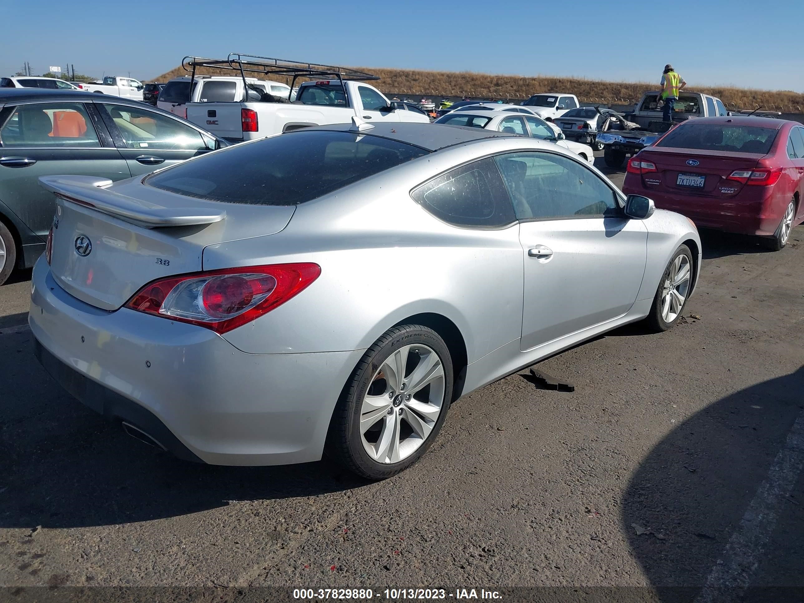 Photo 3 VIN: KMHHU6KHXAU006827 - HYUNDAI GENESIS COUPE 