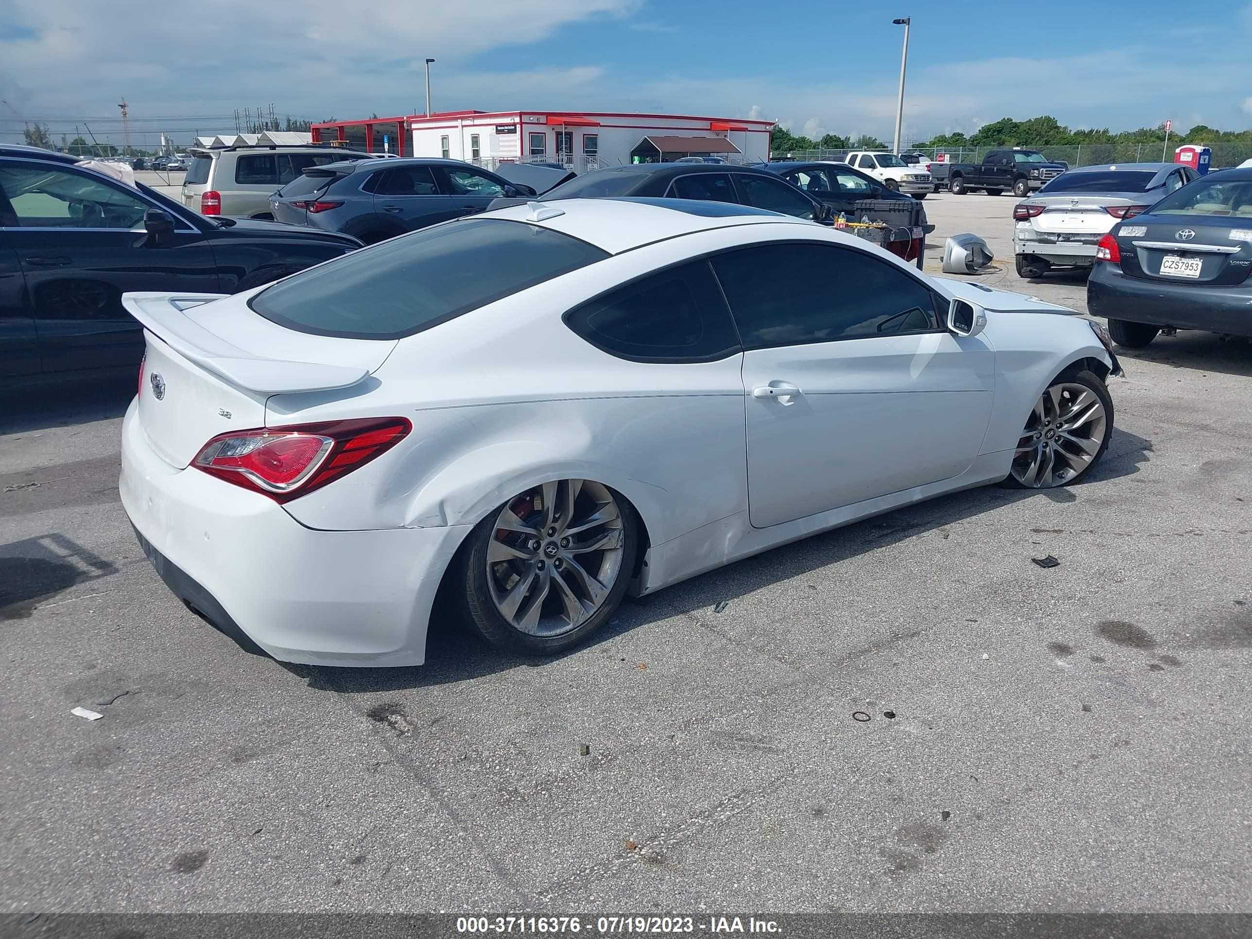 Photo 3 VIN: KMHHU6KJ6GU137197 - HYUNDAI GENESIS COUPE 