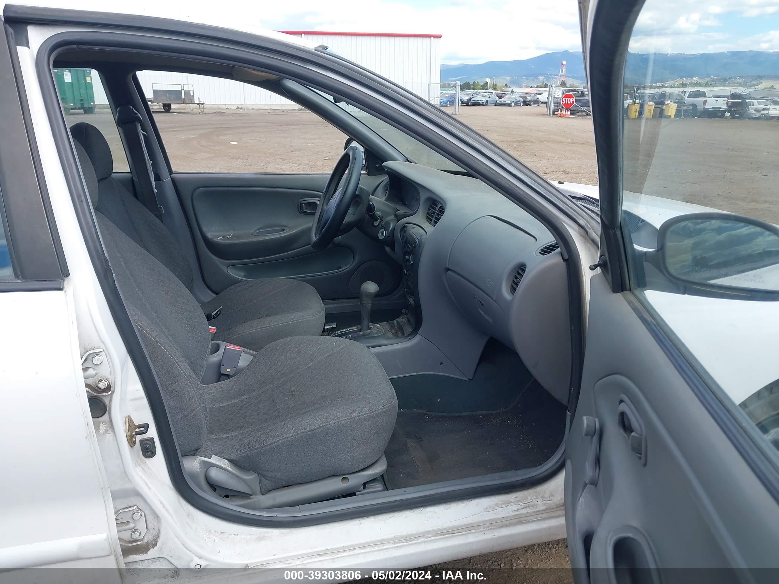 Photo 4 VIN: KMHJF25F5XU807835 - HYUNDAI ELANTRA 