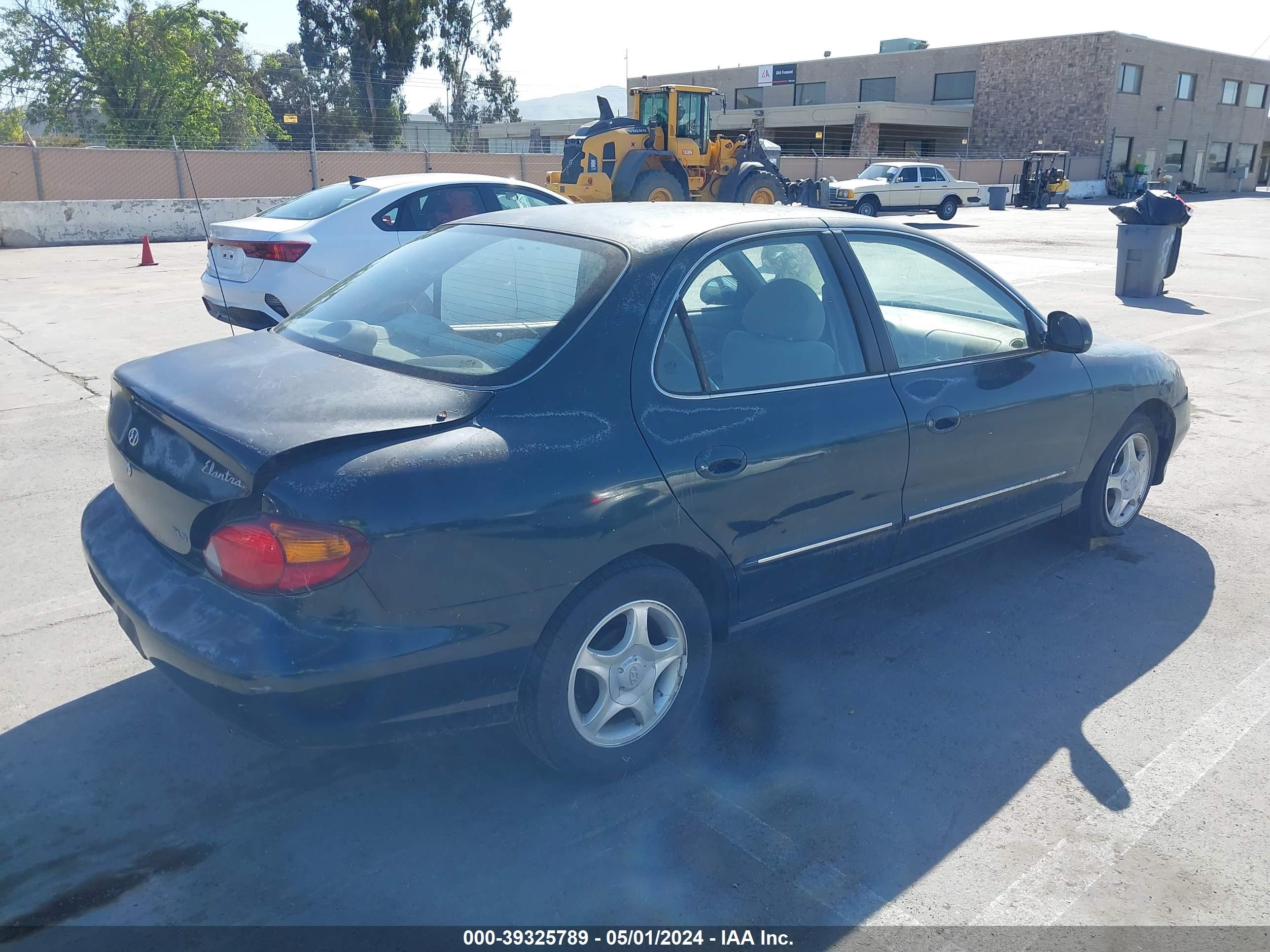 Photo 3 VIN: KMHJF35F0YU920468 - HYUNDAI ELANTRA 