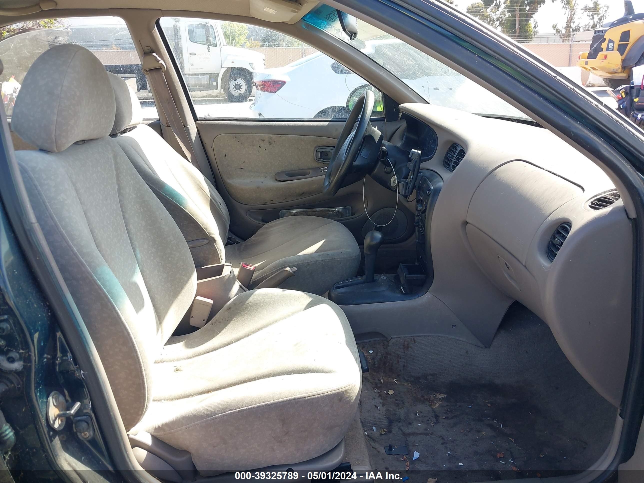 Photo 4 VIN: KMHJF35F0YU920468 - HYUNDAI ELANTRA 