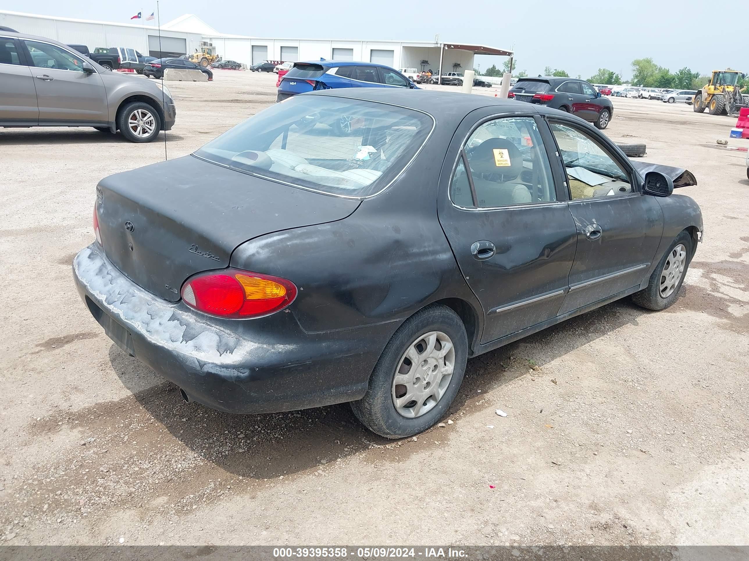 Photo 3 VIN: KMHJF35F1YU910743 - HYUNDAI ELANTRA 