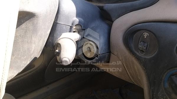 Photo 17 VIN: KMHJF35F1YU958405 - HYUNDAI ELANTRA 