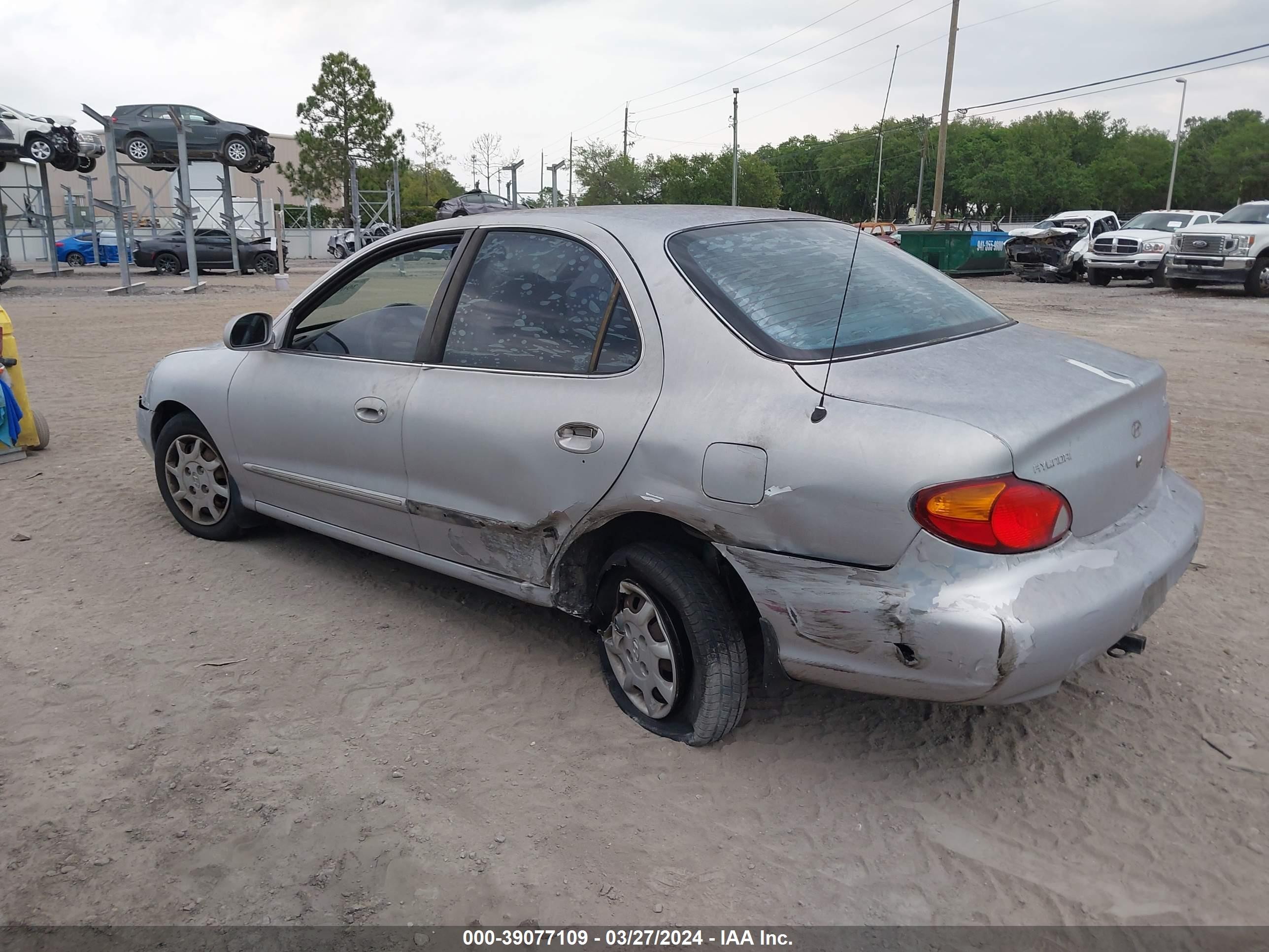 Photo 2 VIN: KMHJF35F4YU035853 - HYUNDAI ELANTRA 