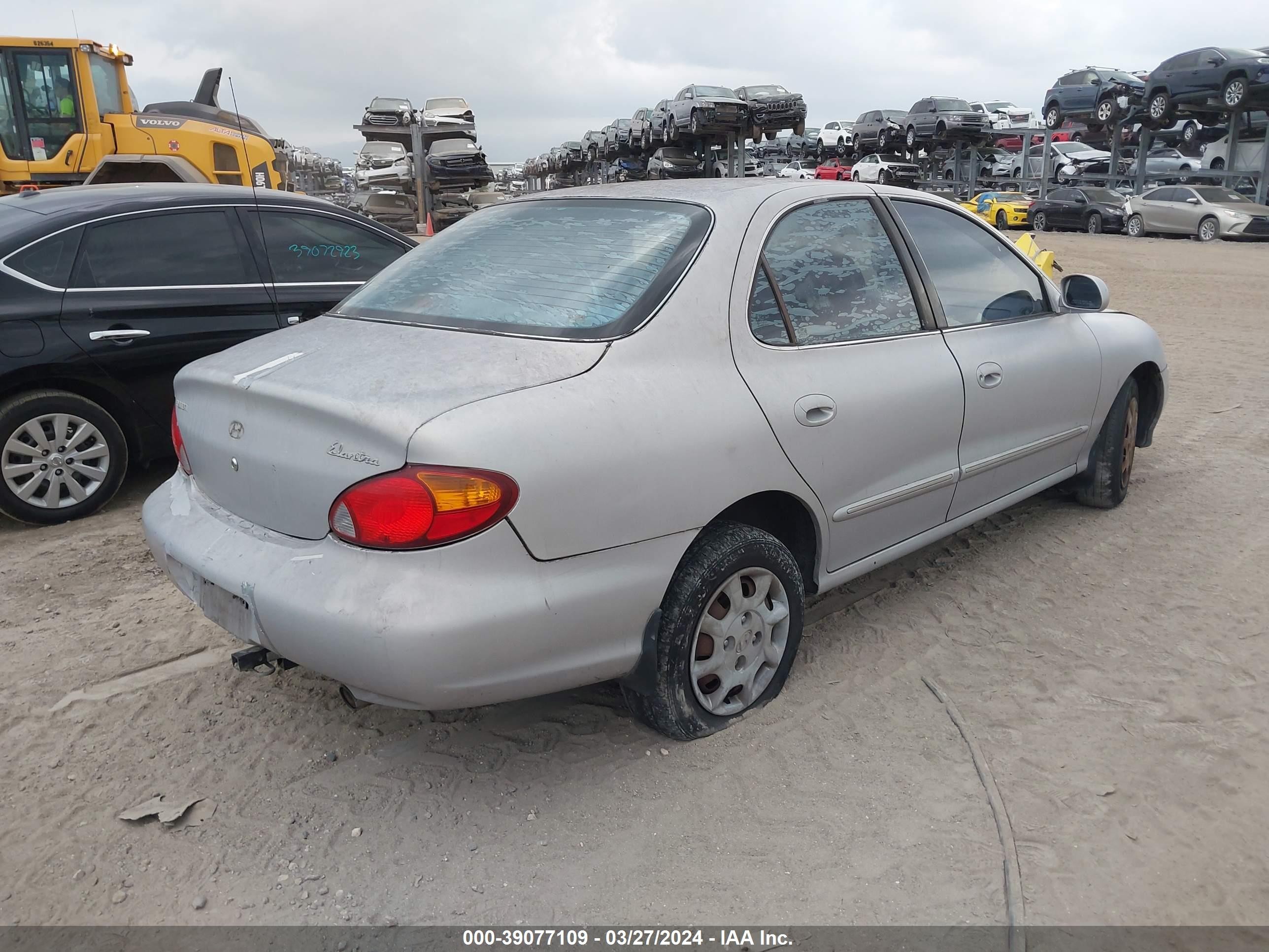 Photo 3 VIN: KMHJF35F4YU035853 - HYUNDAI ELANTRA 