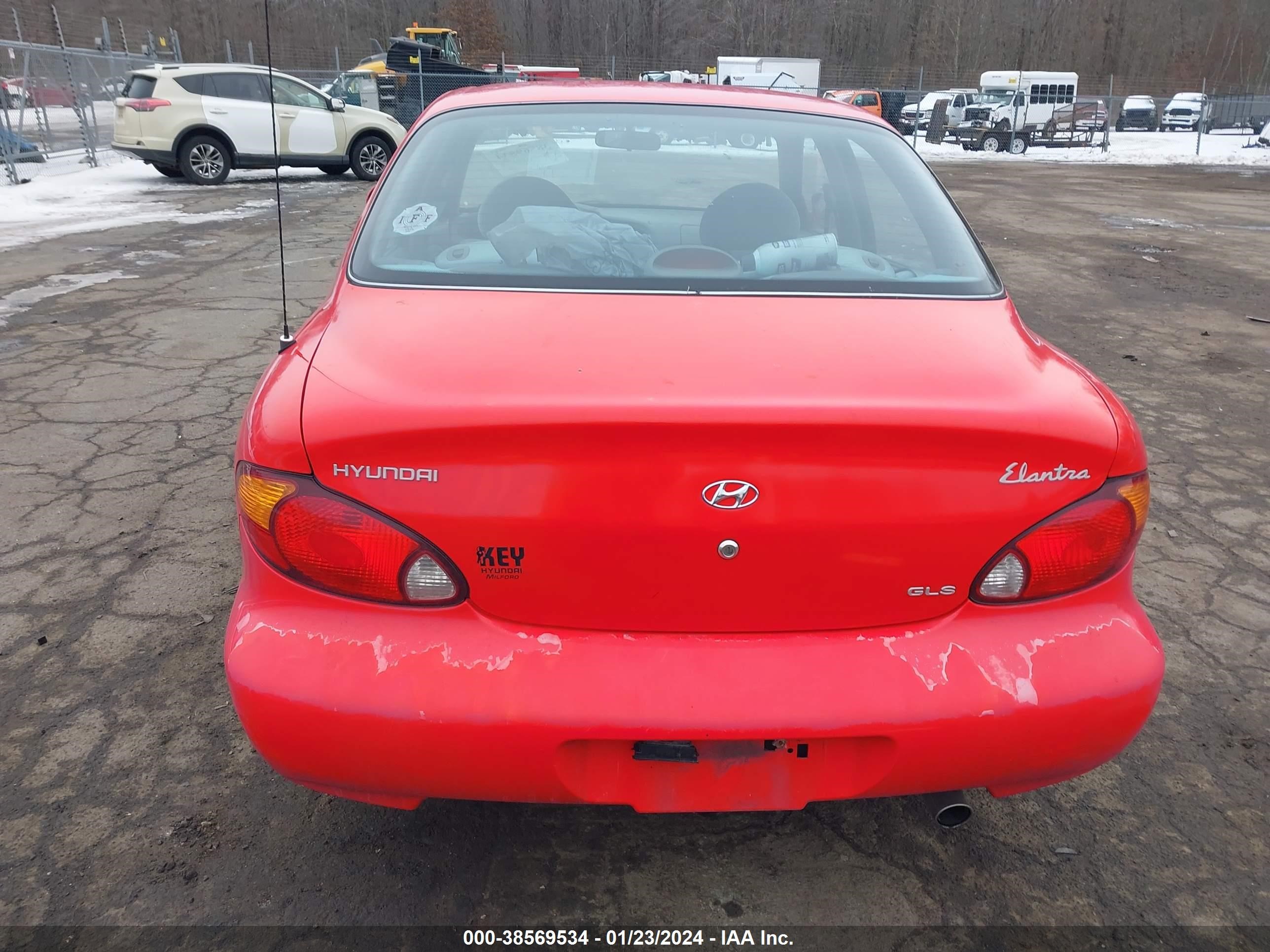 Photo 16 VIN: KMHJF35F8YU051991 - HYUNDAI ELANTRA 