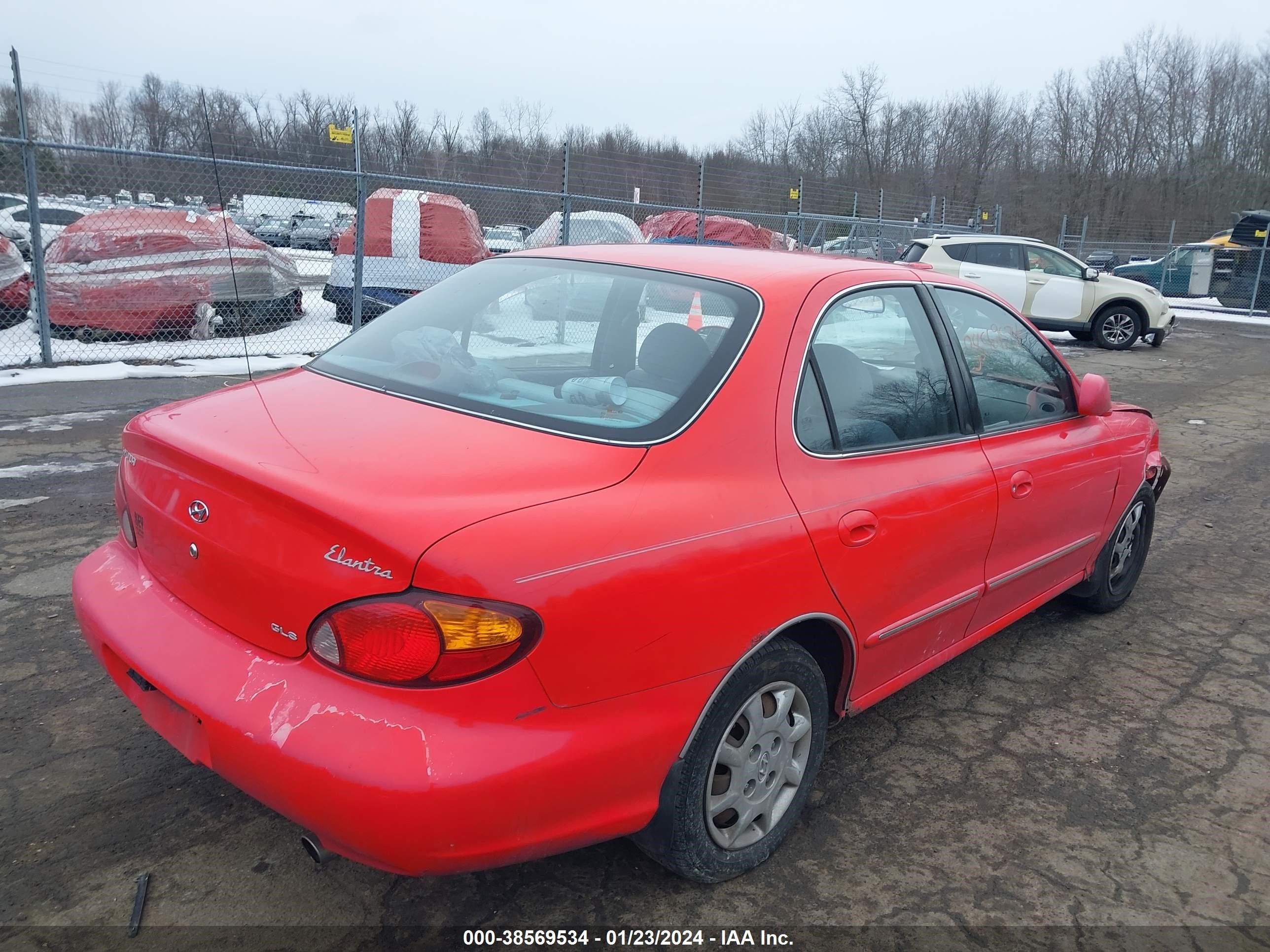 Photo 3 VIN: KMHJF35F8YU051991 - HYUNDAI ELANTRA 