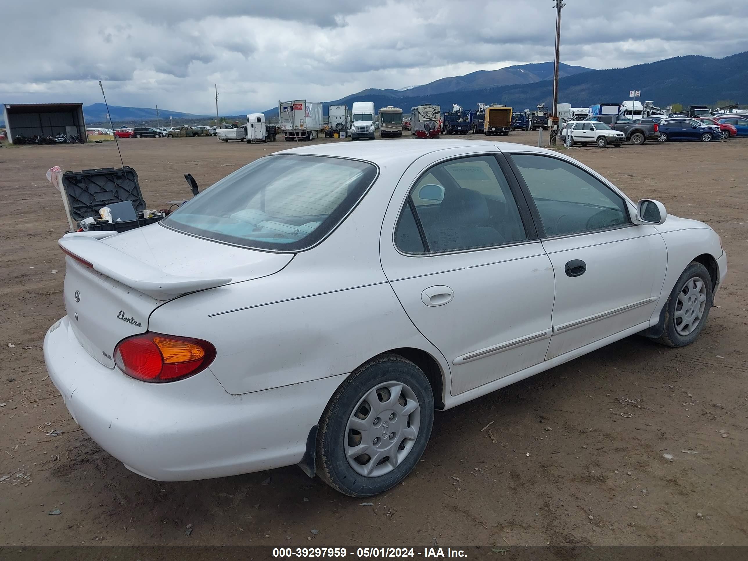 Photo 3 VIN: KMHJF35FXYU040264 - HYUNDAI ELANTRA 