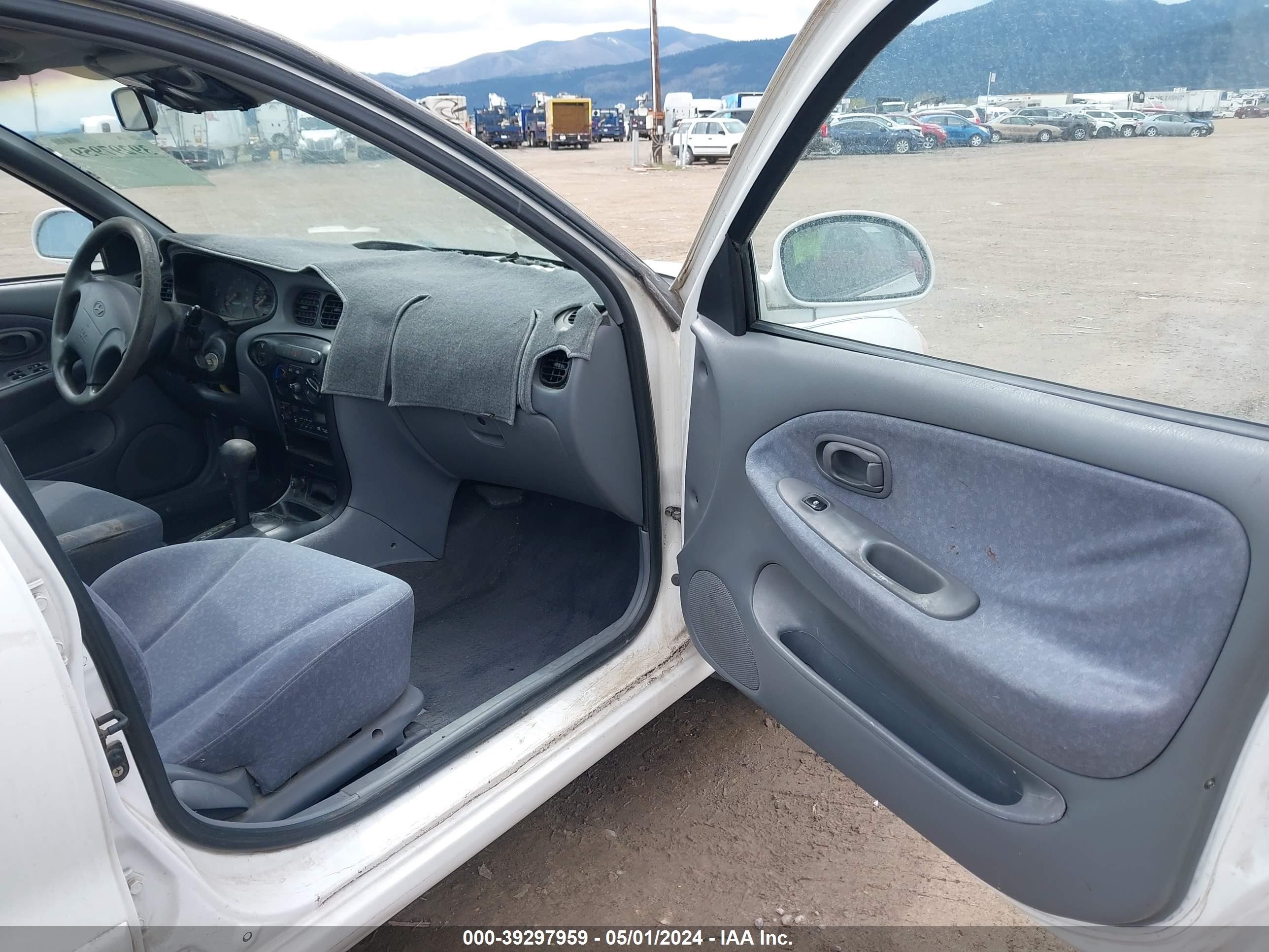 Photo 4 VIN: KMHJF35FXYU040264 - HYUNDAI ELANTRA 