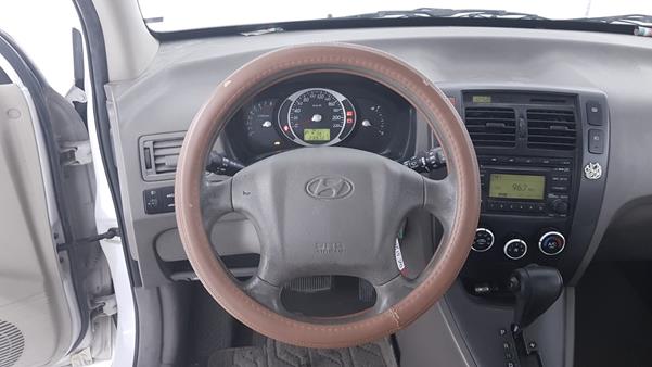 Photo 12 VIN: KMHJM81D99U981570 - HYUNDAI TUCSON 