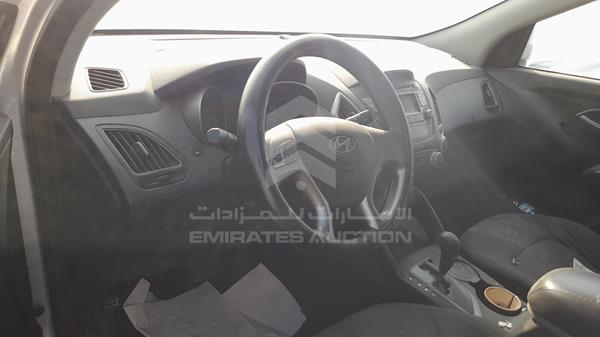 Photo 9 VIN: KMHJT81B2BU104605 - HYUNDAI TUCSON 