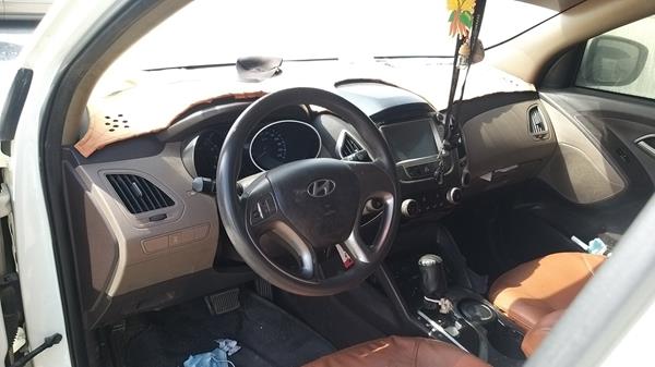 Photo 12 VIN: KMHJT81C2BU213090 - HYUNDAI TUCSON 