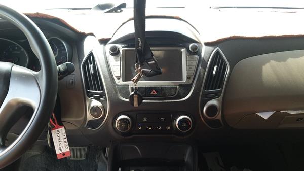 Photo 17 VIN: KMHJT81C2BU213090 - HYUNDAI TUCSON 