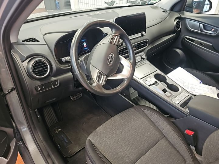 Photo 4 VIN: KMHK281HFLU121124 - HYUNDAI KONA 