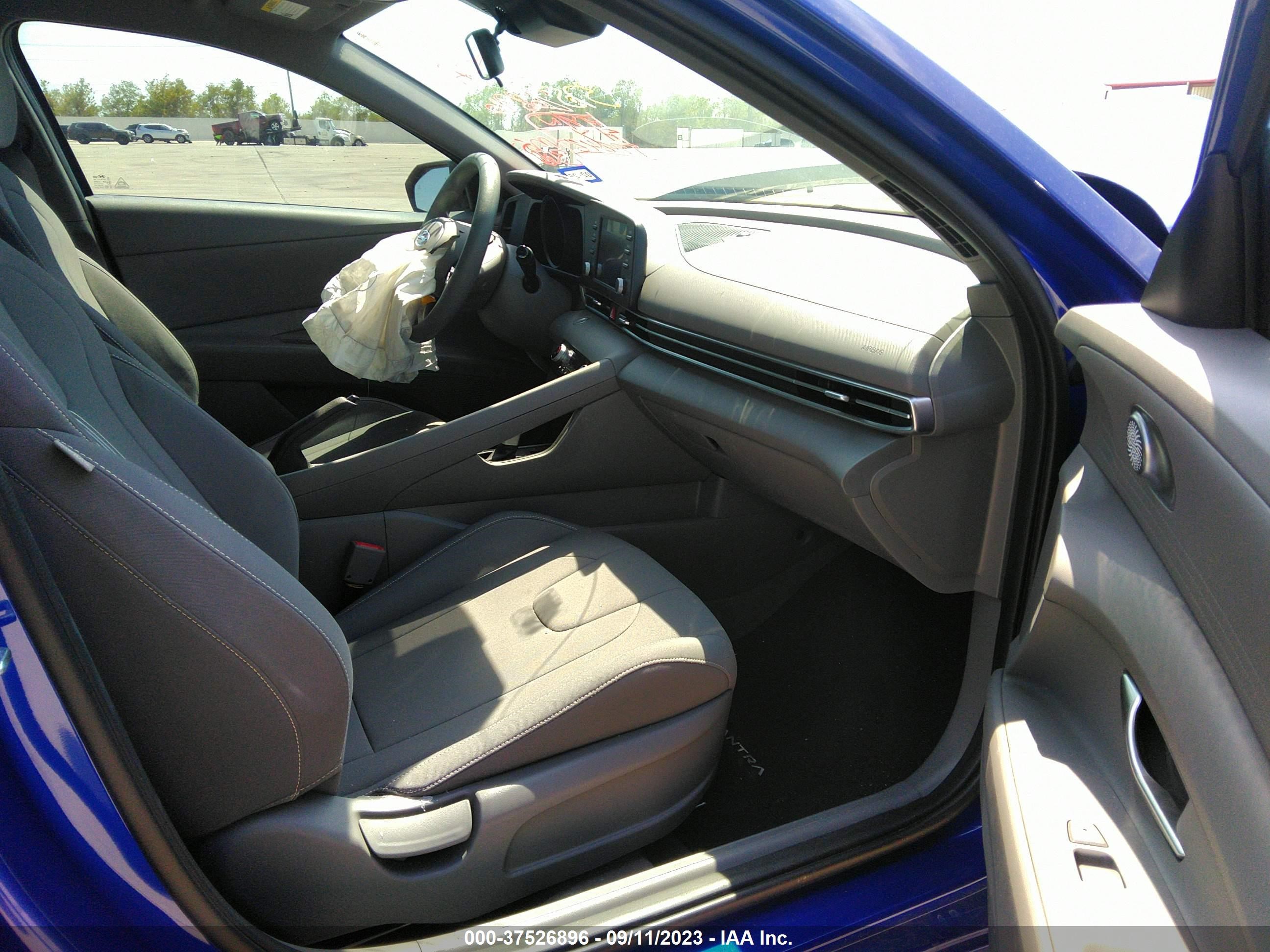 Photo 4 VIN: KMHLM4AG2PU475829 - HYUNDAI ELANTRA 