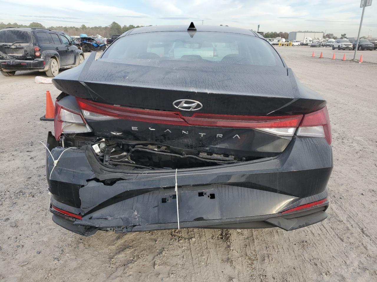 Photo 5 VIN: KMHLM4AG3PU587801 - HYUNDAI ELANTRA 