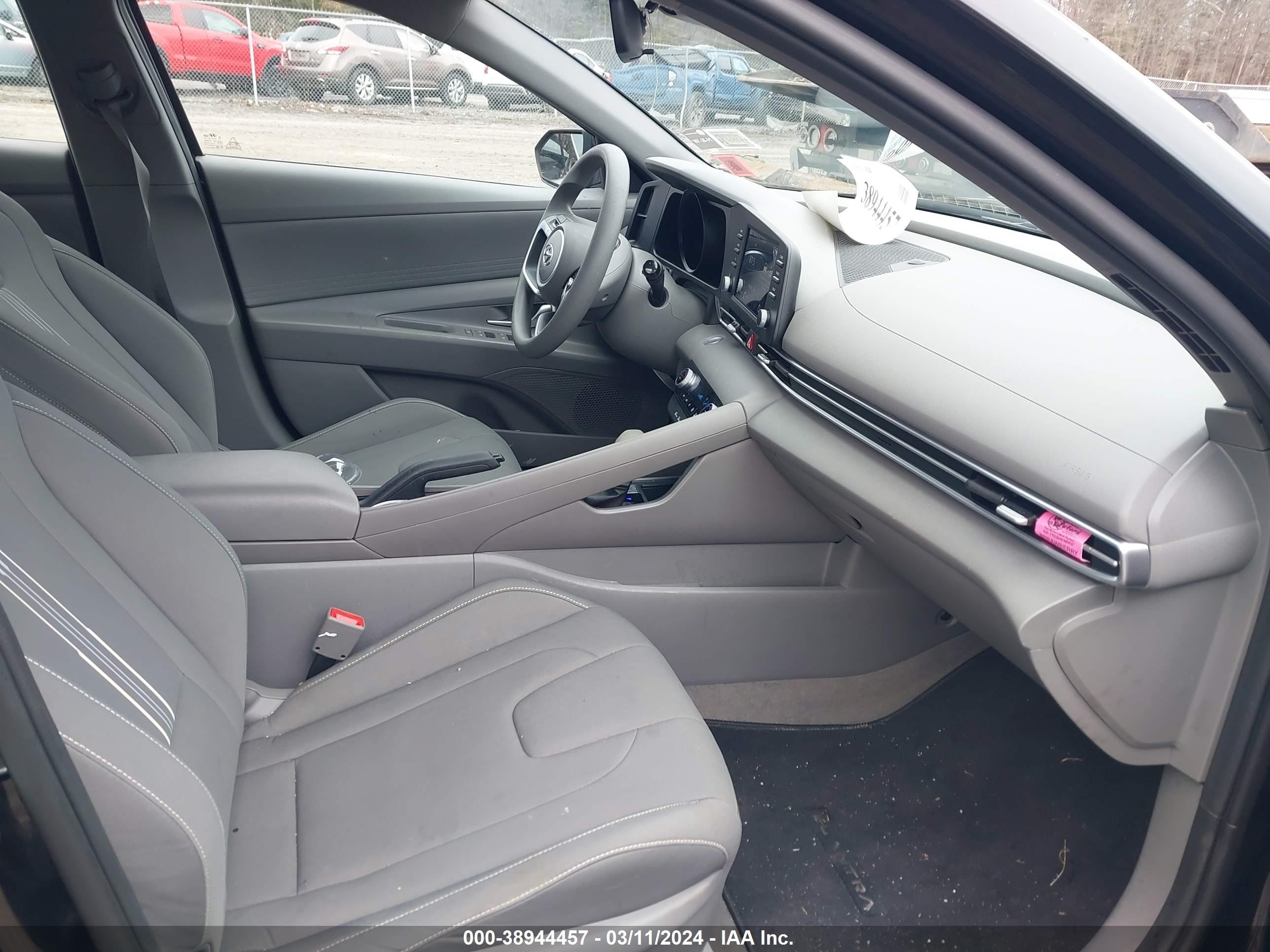 Photo 4 VIN: KMHLM4AG6PU432630 - HYUNDAI ELANTRA 