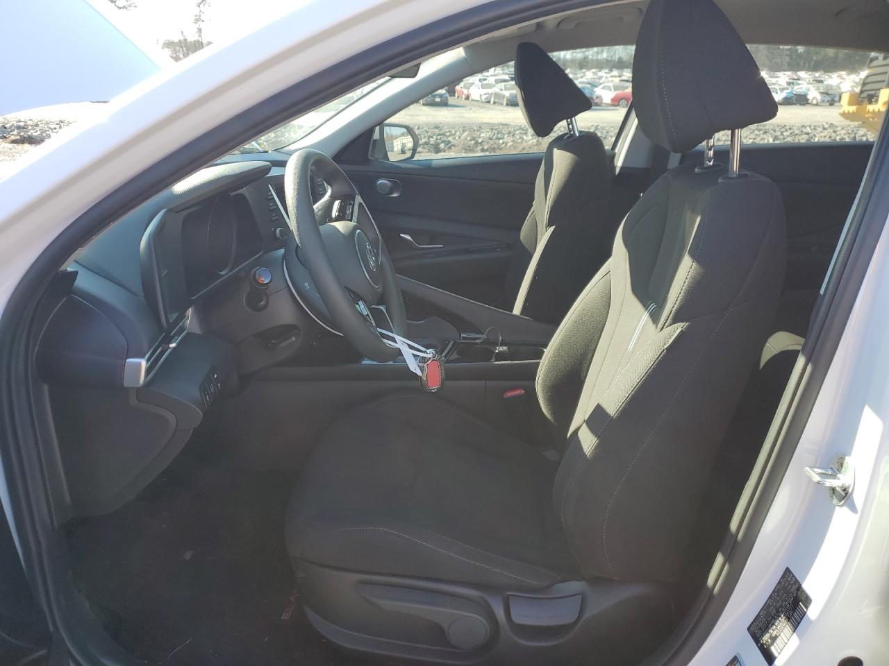 Photo 6 VIN: KMHLM4AJ3PU043777 - HYUNDAI ELANTRA 