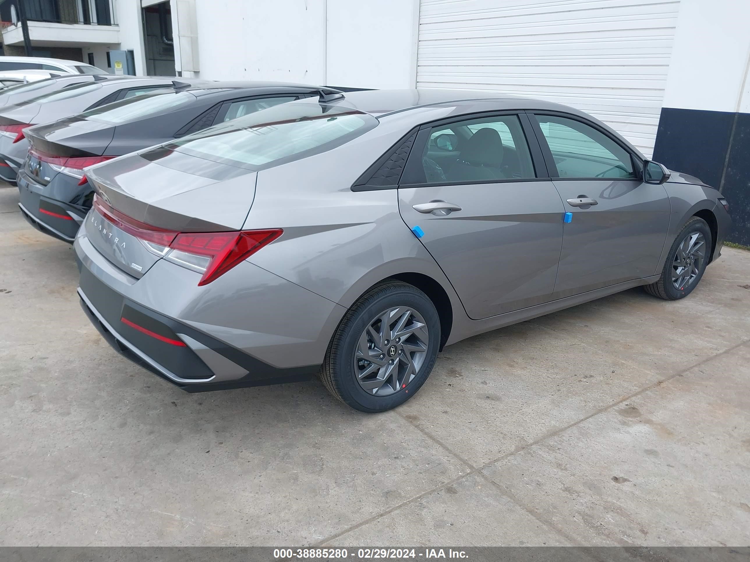 Photo 3 VIN: KMHLM4DJ3RU104902 - HYUNDAI ELANTRA 